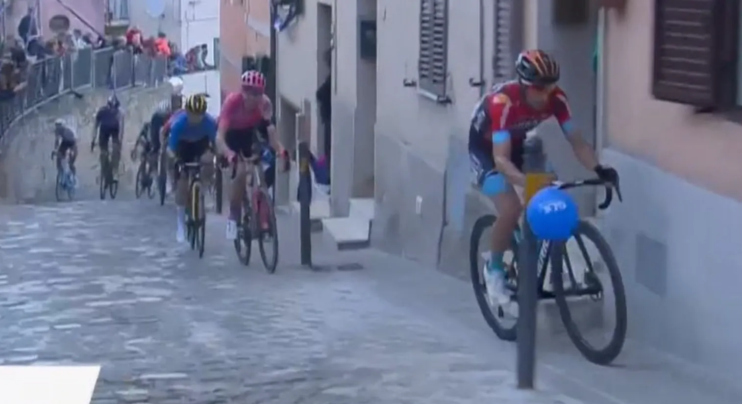 Vídeo: ¡Mikel Landa se sube por la acera en la etapa clave de la Tirreno Adriatico!
