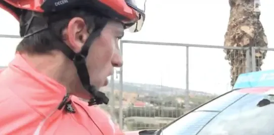 Vídeo: Giulio Ciccone atropellado por un vehículo de la carrera mientras concedía una entrevista en la Tirreno Adriatico.