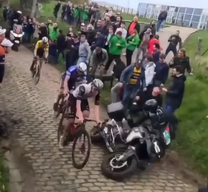 Vídeo: ¡Una moto se cae y tira a algunos fans justo por delante de Pogacar, van Aert y van der Poel!