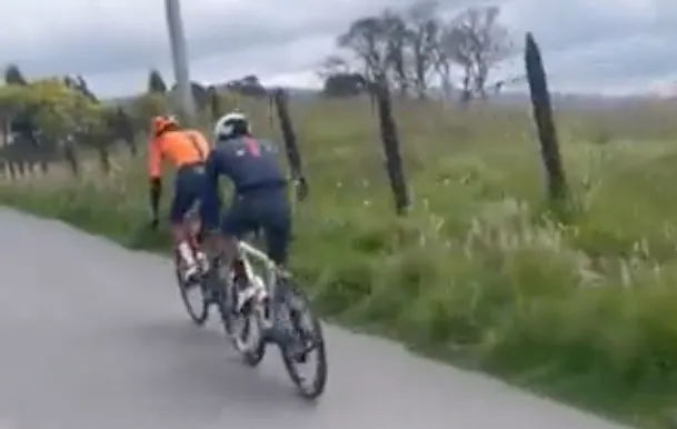 Vídeo: ¡Egan Bernal ilusiona de nuevo reventando a su compañero de entreno en Colombia!