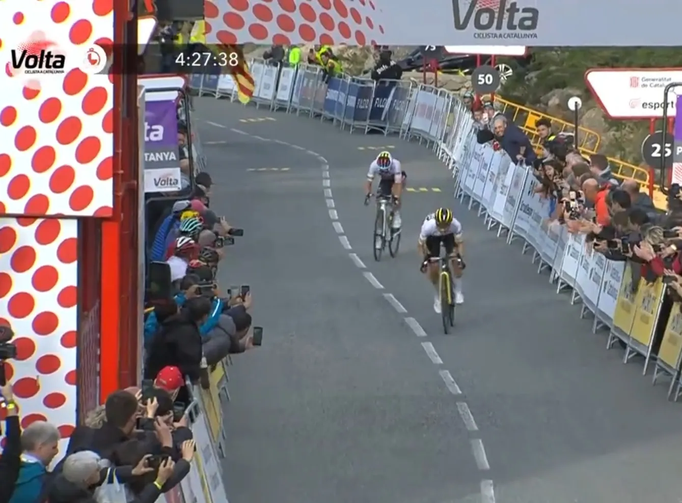 Vídeo: ¡Primoz Roglic ataca con tal violencia que deja a Evenepoel sin fuerza para pedalear en los últimos metros!