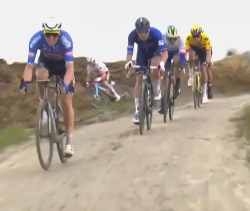 Vídeo - Stan Dewulf cae sobre un montón de estiercol en el GP Denain: menudo día de m***da