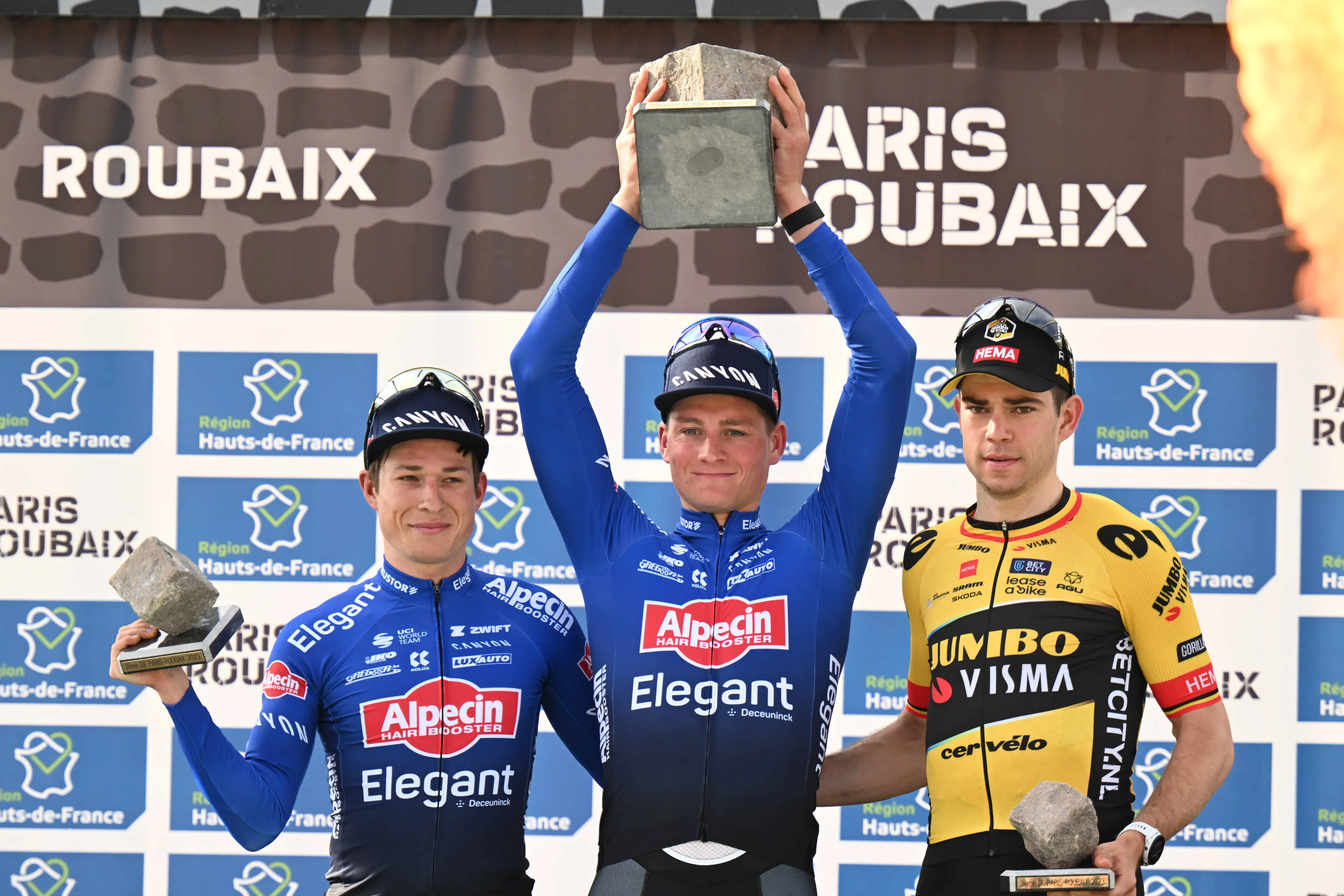 Lista de participantes de la París-Roubaix con Mathieu van der Poel, Mads Pedersen, Jasper Philipsen, Oier Lazkano, Chrstophe Laporte e Iván García Cortina
