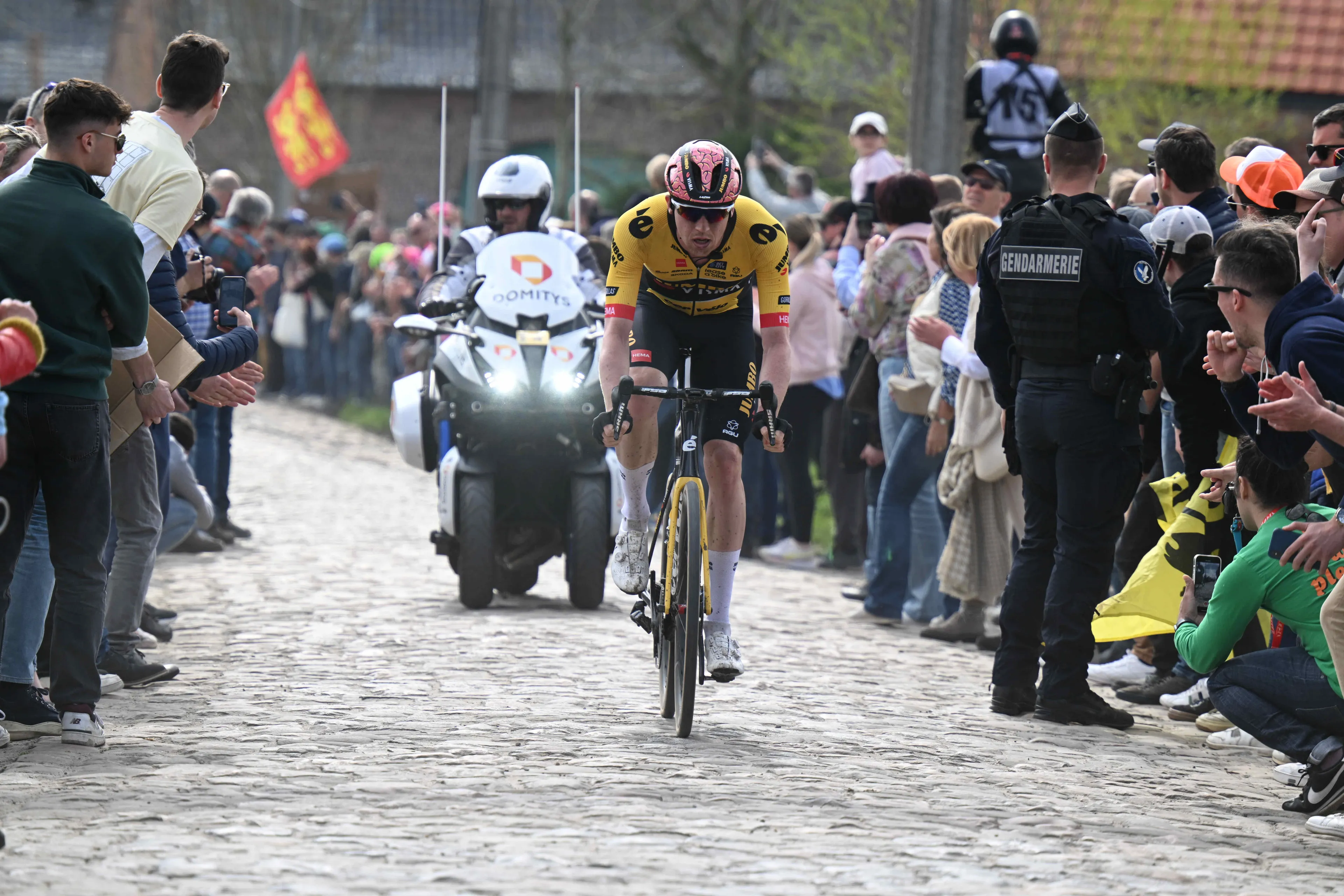 Nathan van Hooydonck aún no se cree el pinchazo de van Aert en la París-Roubaix: "Esto es mucho más amargo que el Tour de Flandes"