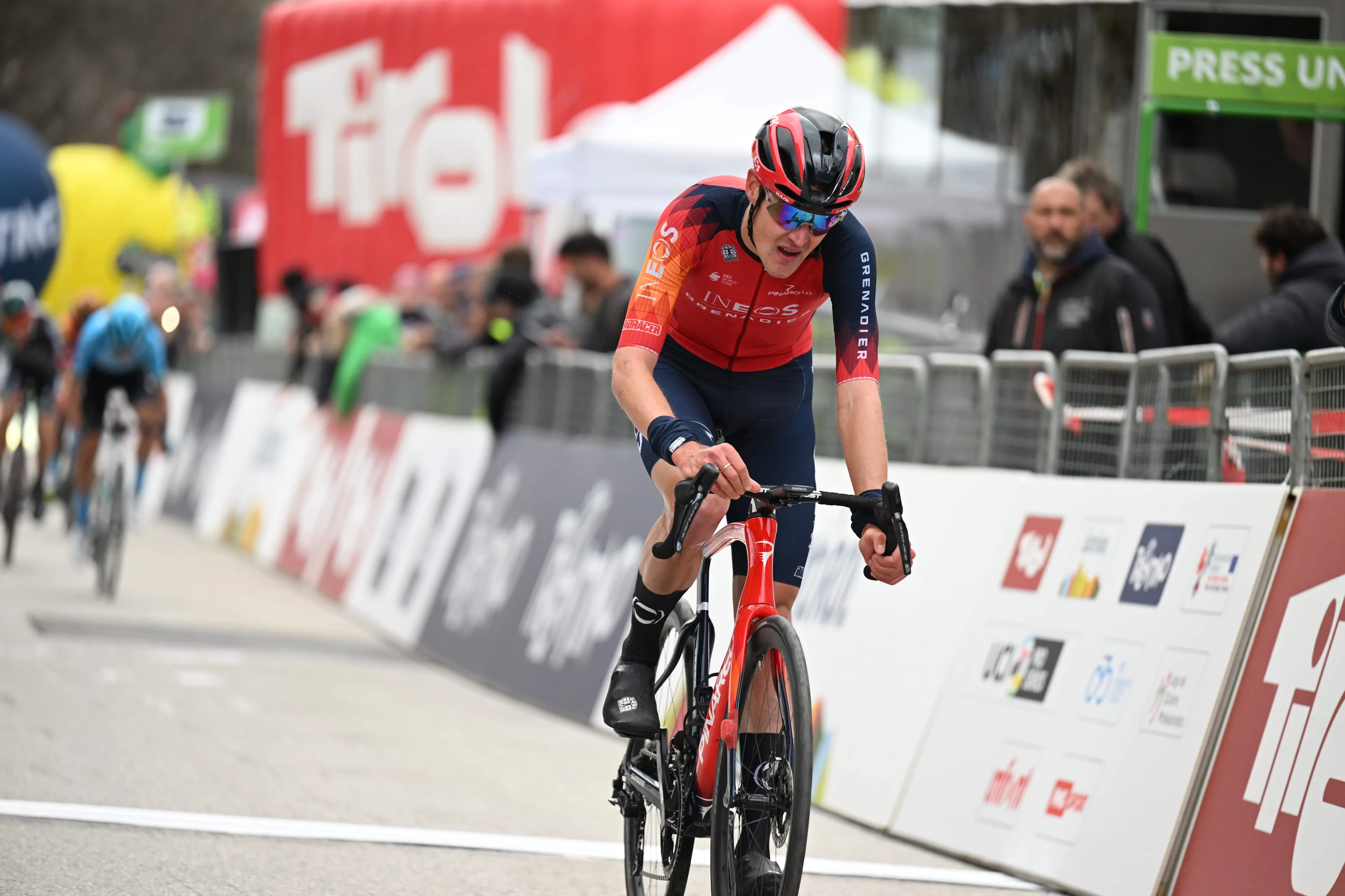 Sivakov critica el final de la segunda etapa del Tour de los Alpes: "Ha sido demasiado peligroso"
