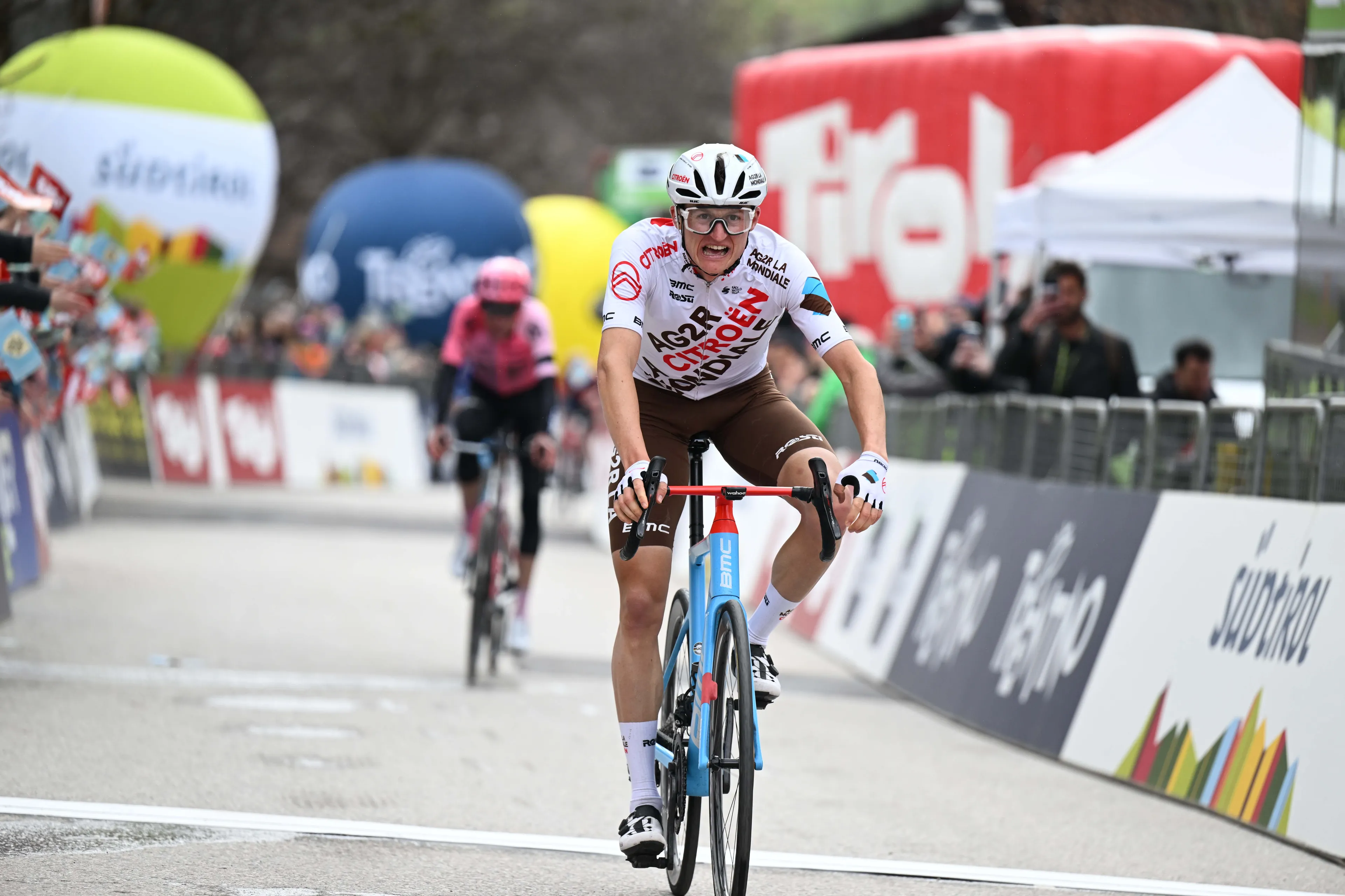 El austriaco Felix Gall se exhibe en el etapón de la Vuelta a Suiza