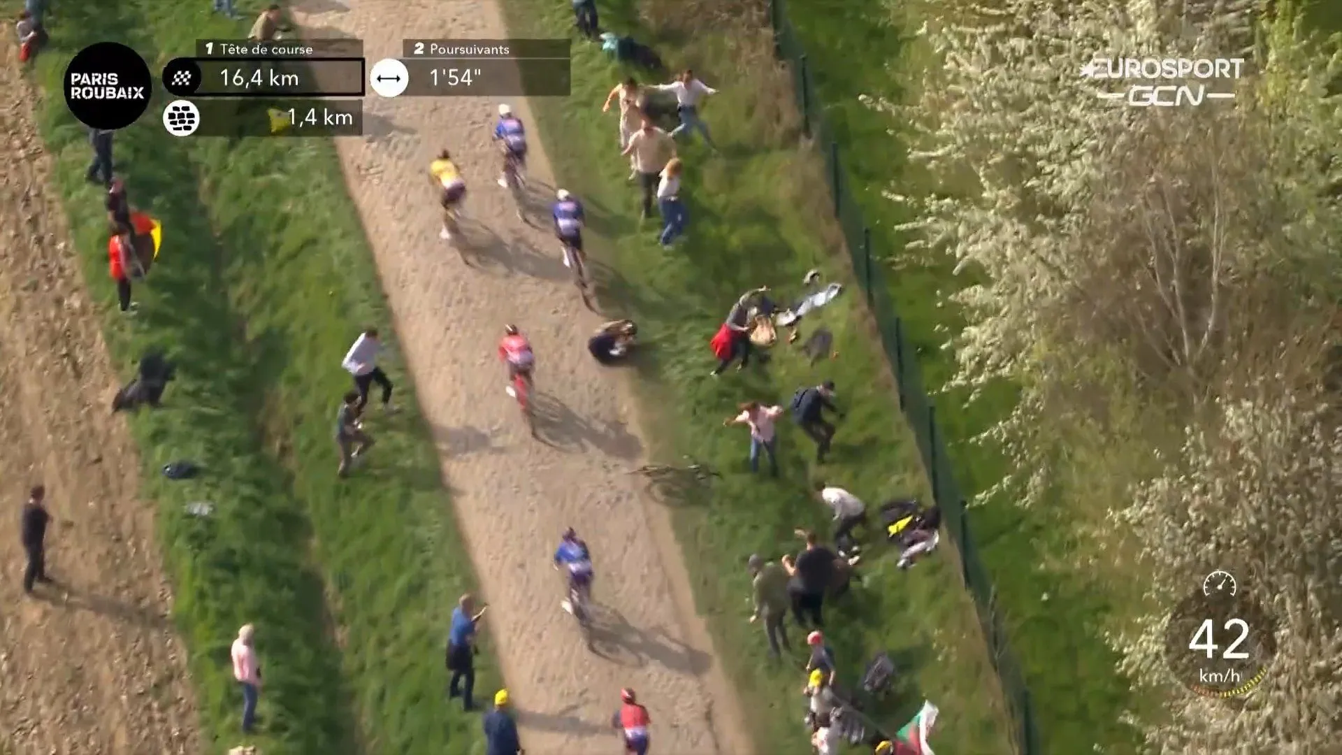 Vídeo: La frustrante caída de John Degenkolb en Carrefour que le dejó fuera de la pelea por la victoria en la París-Roubaix