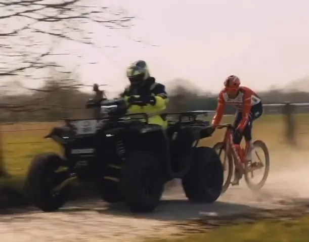 VÍDEO: La increíble forma de Mads Pedersen de prepararse para la Paris-Roubaix