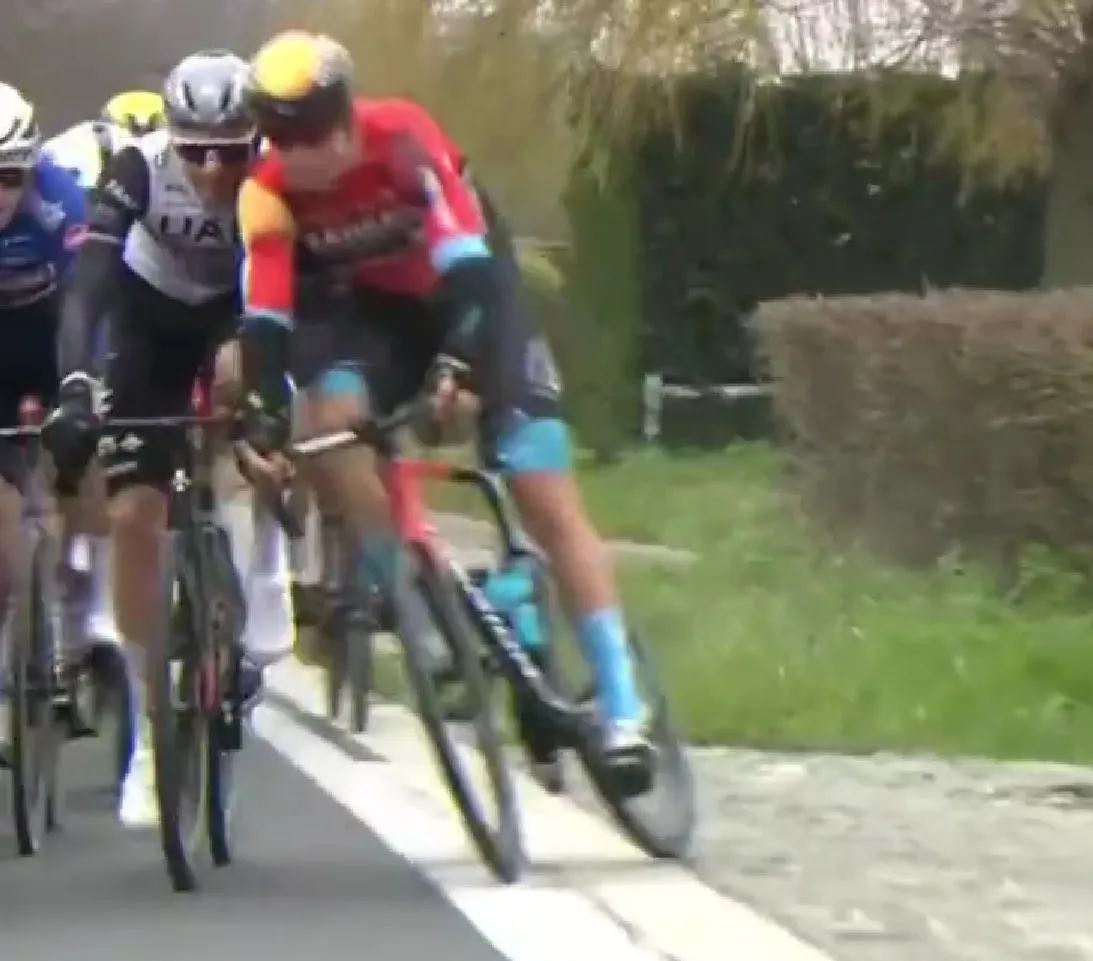 La UCI investigará la caída en el Tour de Flandes y las tácticas de bloqueo del Team DSM: "Queremos dar ejemplo"