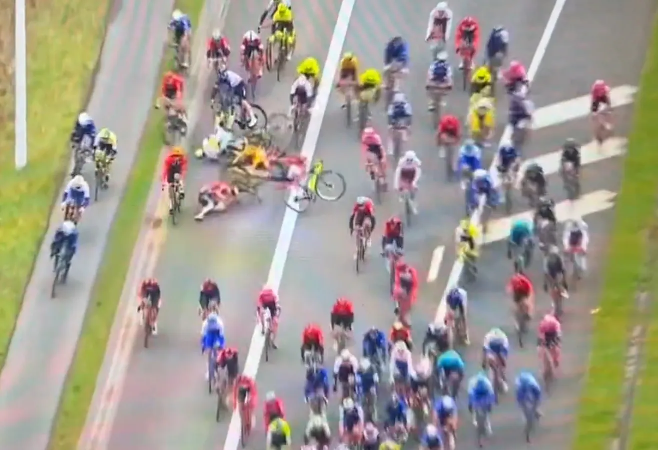 Vídeo: Escalofriante caída de Biniam Girmay en el día de su cumpleaños en el Tour de Flandes