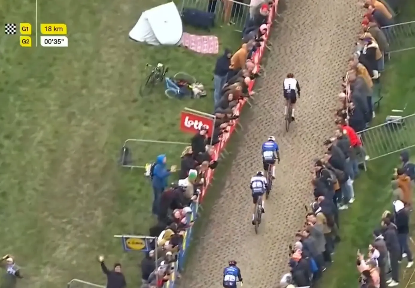 VÍDEO: El homérico ataque con el que Pogacar destrozó a van der Poel en el Oude Kwaremont