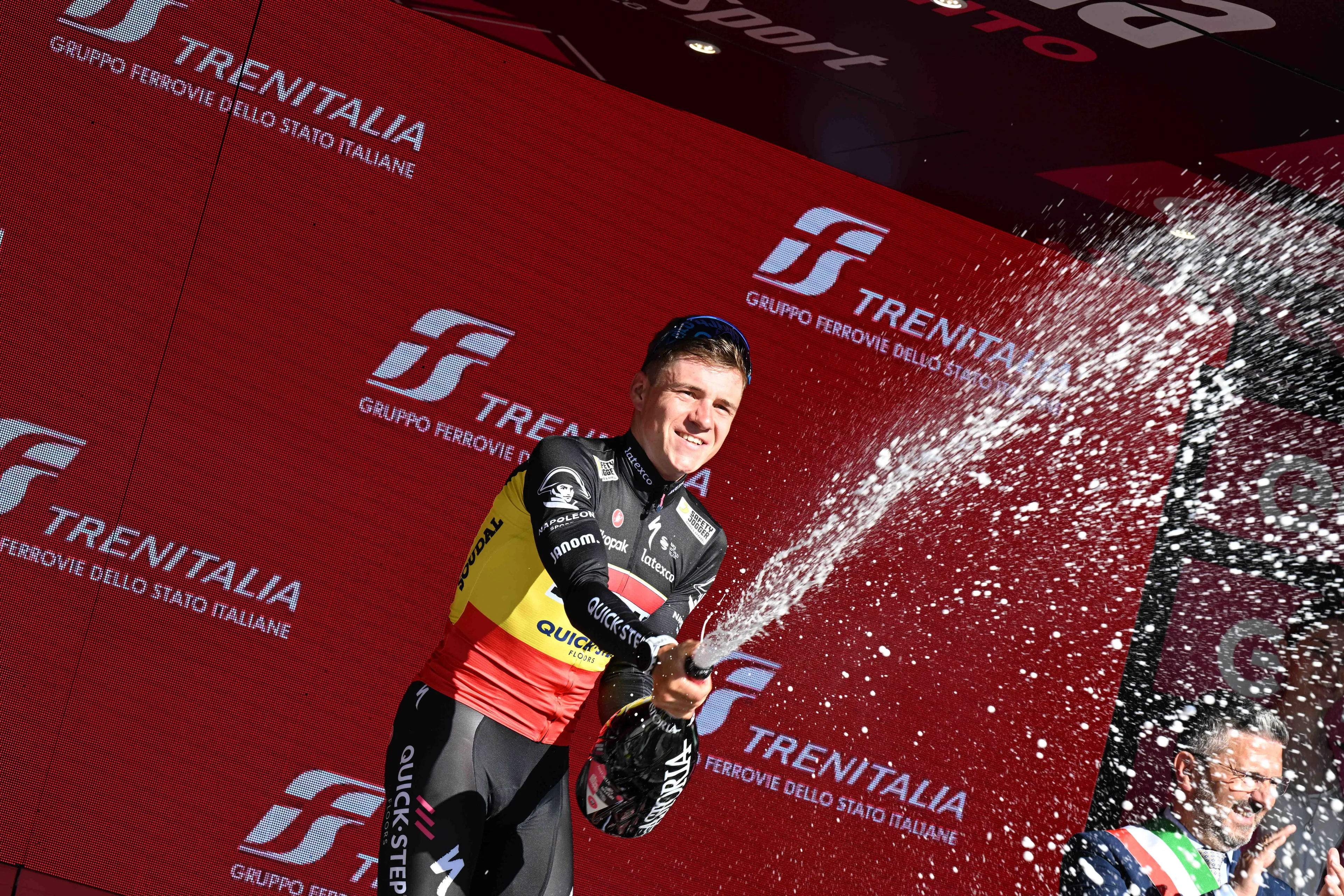 Evenepoel, tras ganar la crono por 1 segundo: "Empecé demasiado rápido y mi segunda parte ha sido muy mala"