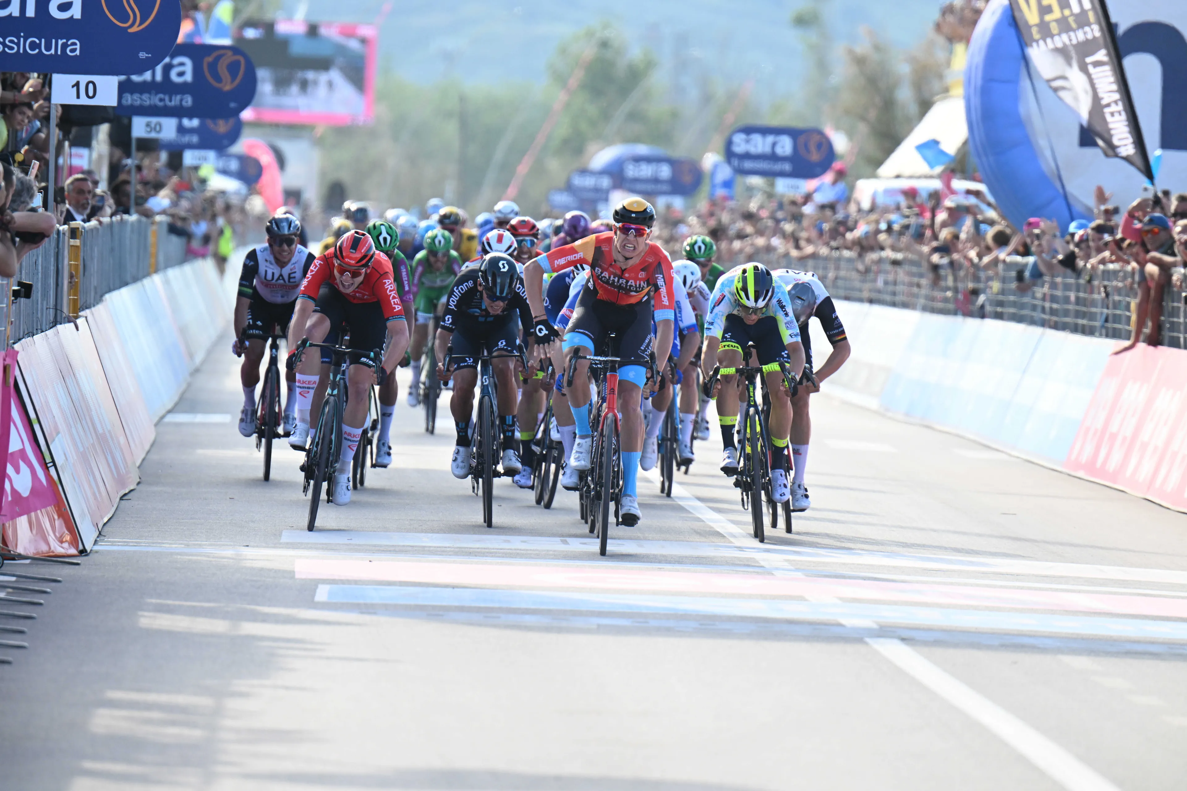 Brutal triunfo al esprint de la bestia Jonathan Milan en la segunda etapa del Giro de Italia