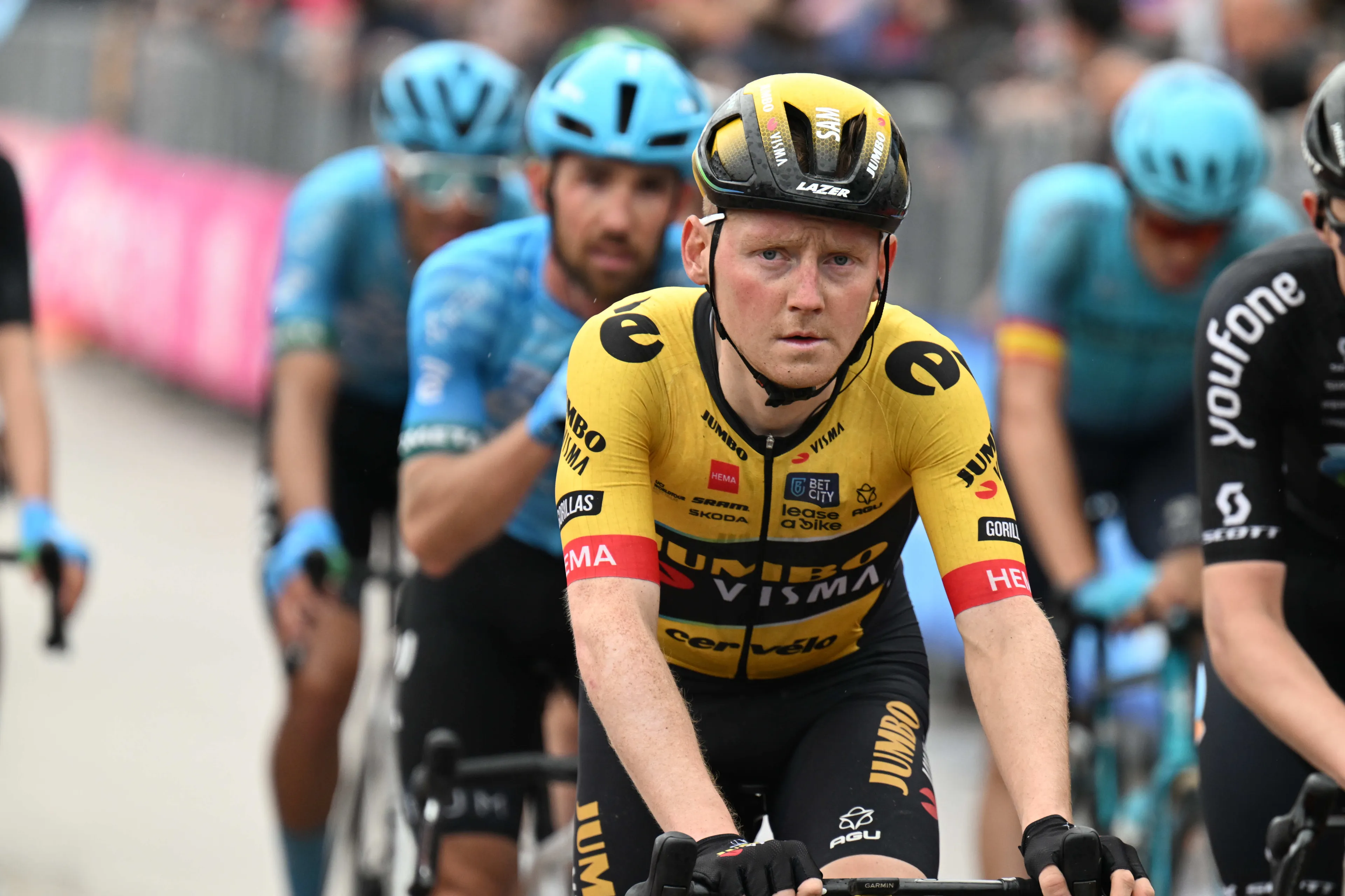 Sam Oomen recuerda la loca fiesta posterior al Giro de Italia 2023: "Roglic es un gran bebedor de cerveza"