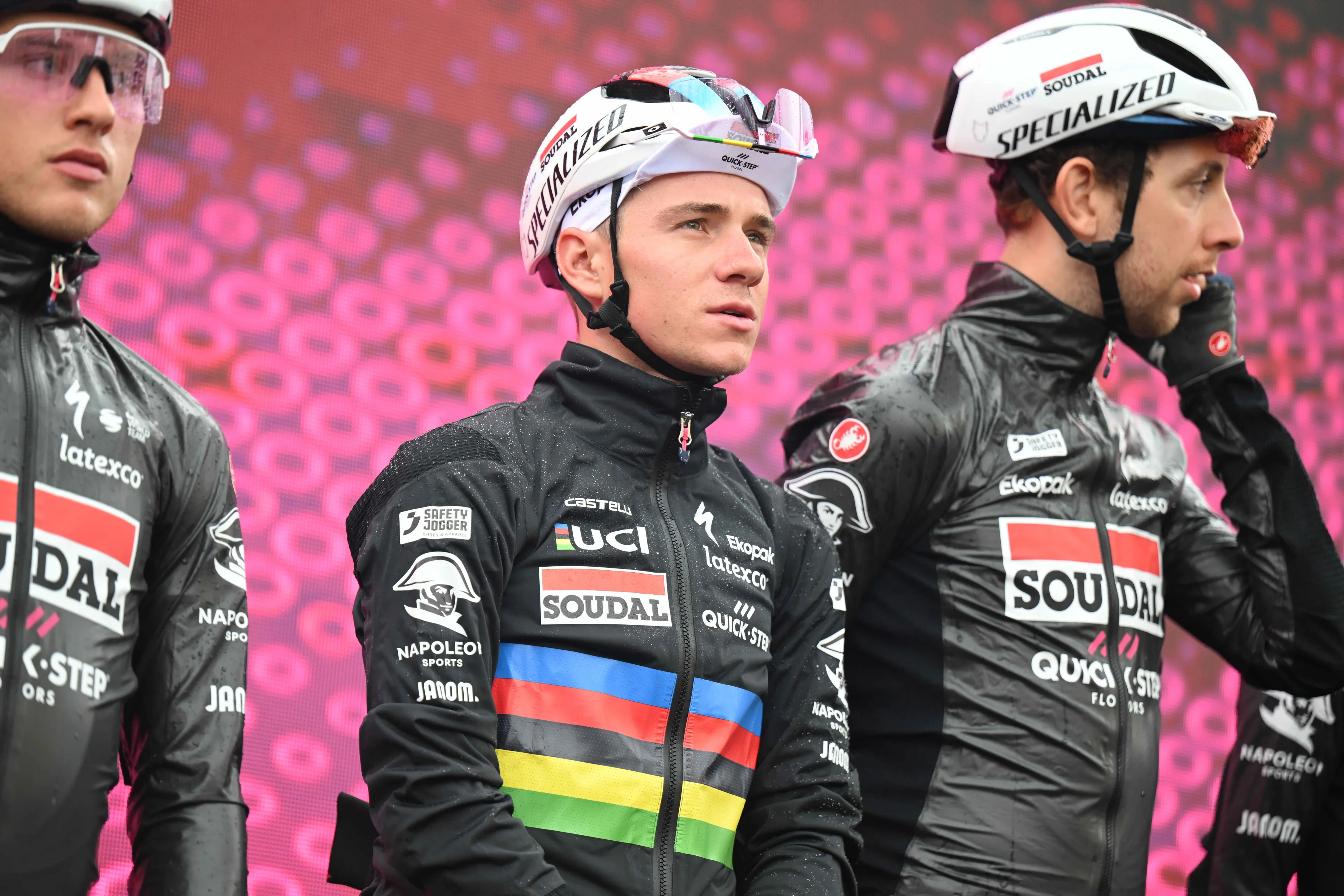 VÍDEO: Remco Evenepoel abandona el hotel del Soudal Quick-Step y el Giro de Italia tras el diagnóstico de COVID-19