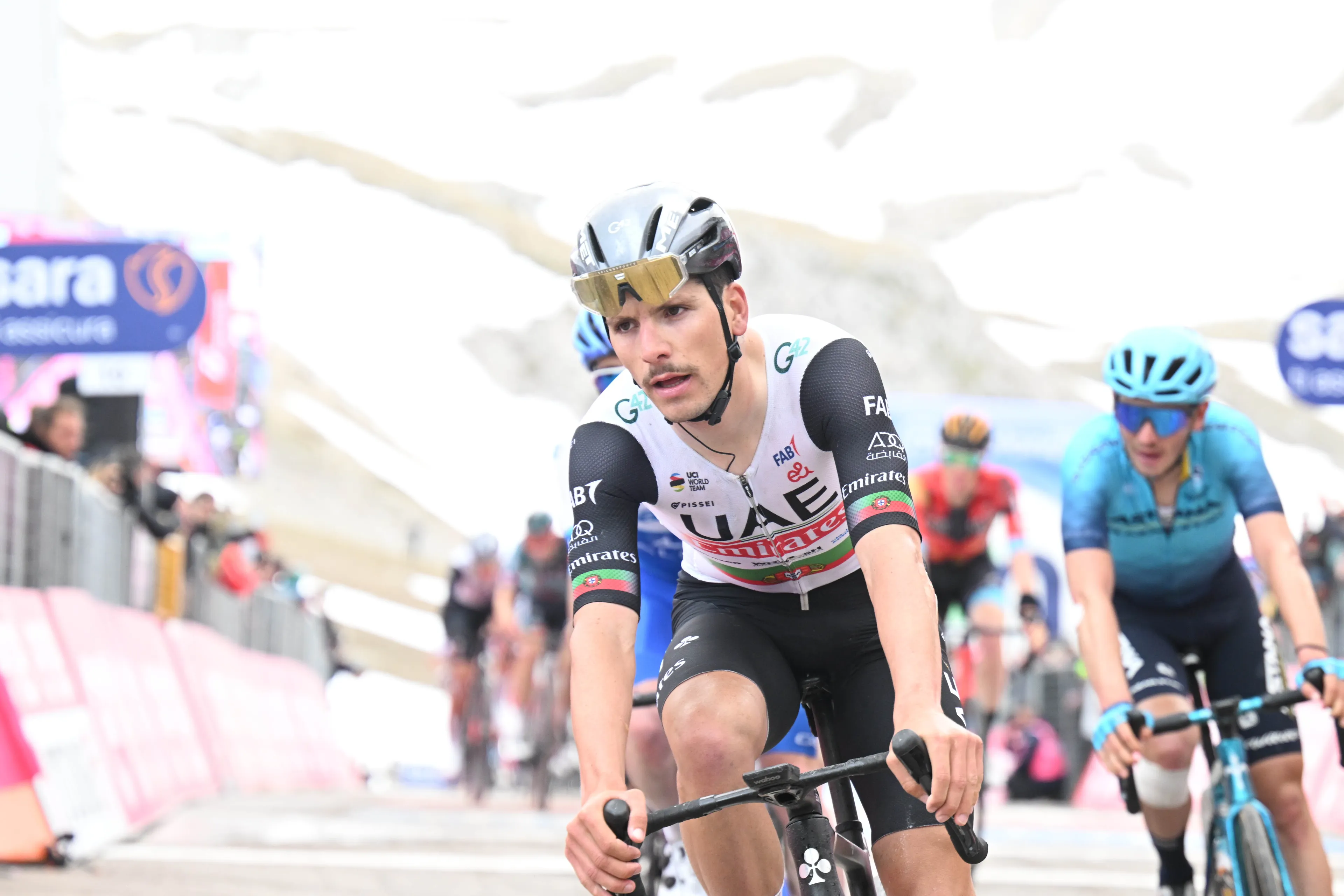 Así está la clasificación general del Giro de Italia tras el dramático abandono de Tao: Joao Almeida vuelve al podium