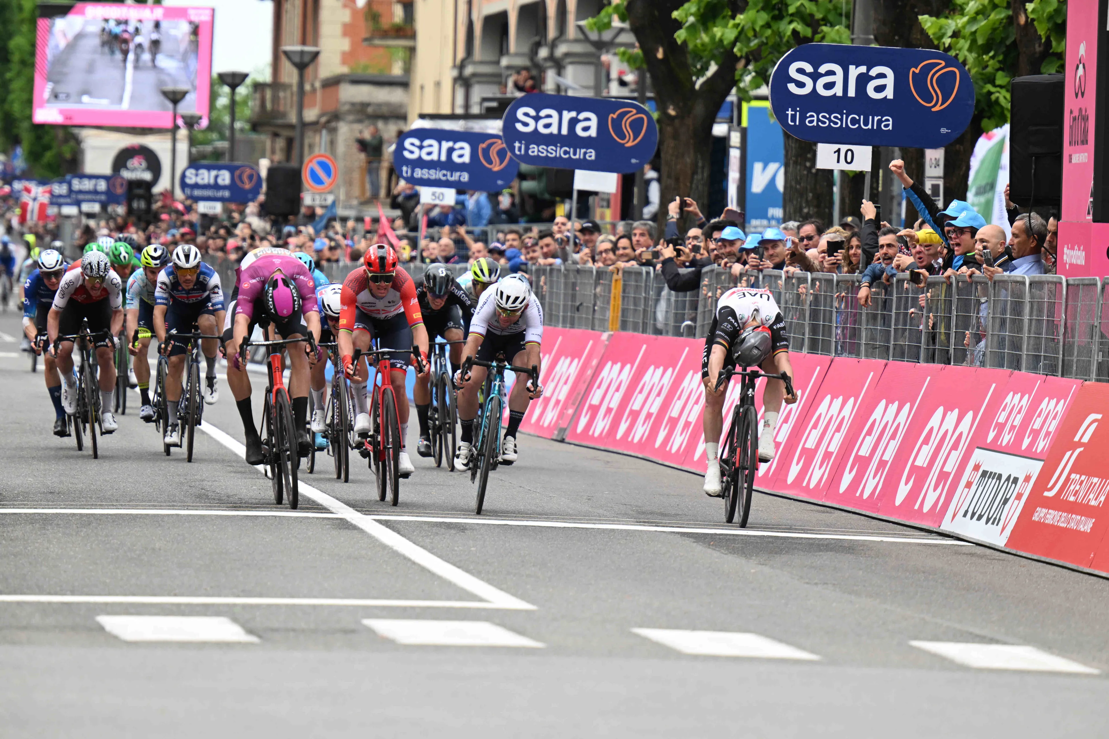 Jonathan Milan tras la foto finish de la 11ª etapa del Giro de Italia: "No puedo negar que pensé que había ganado"