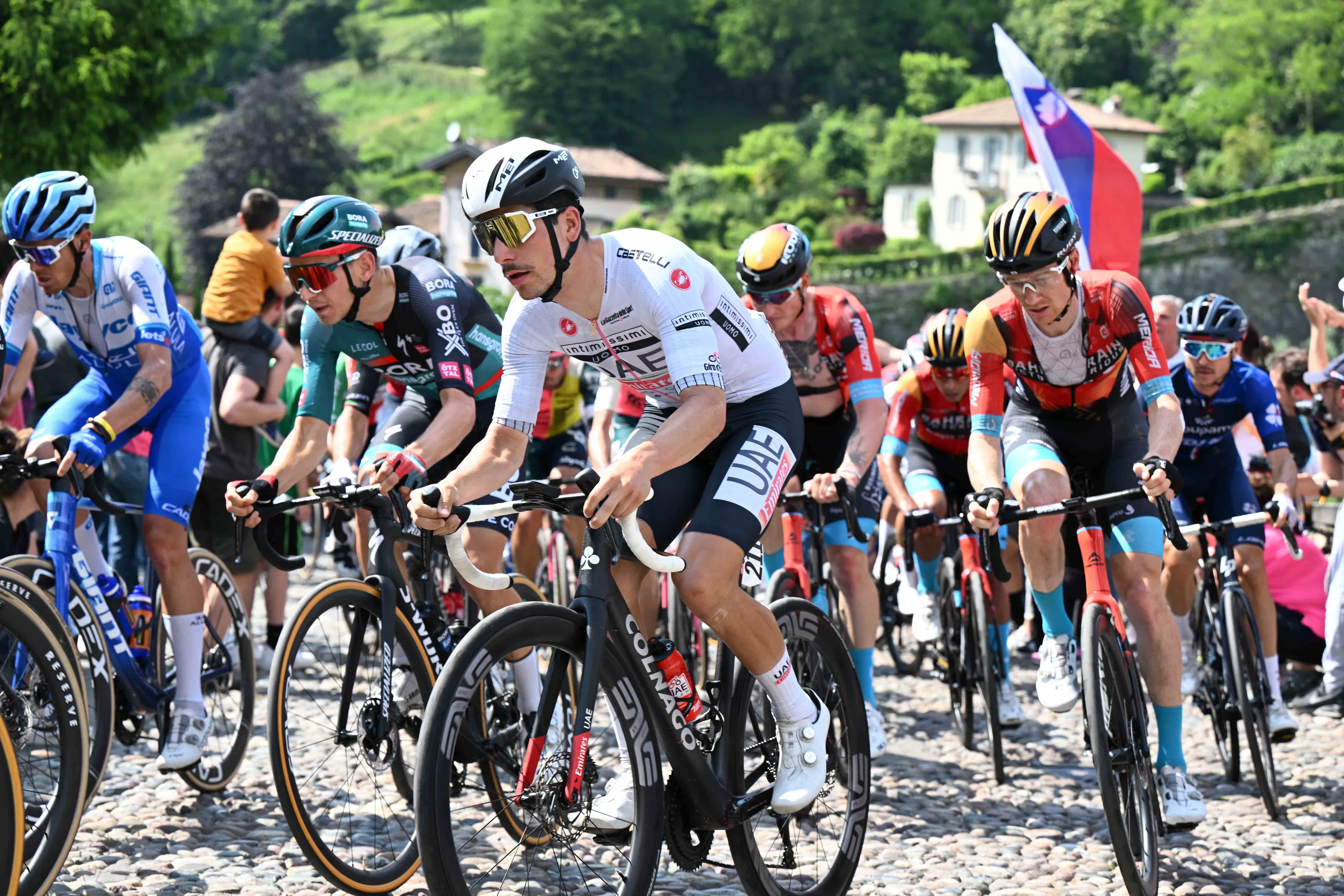 El UAE Team Emirates, optimista pese al desinfle de Joao Almeida: "No perdió tanto respecto a sus dos rivales"