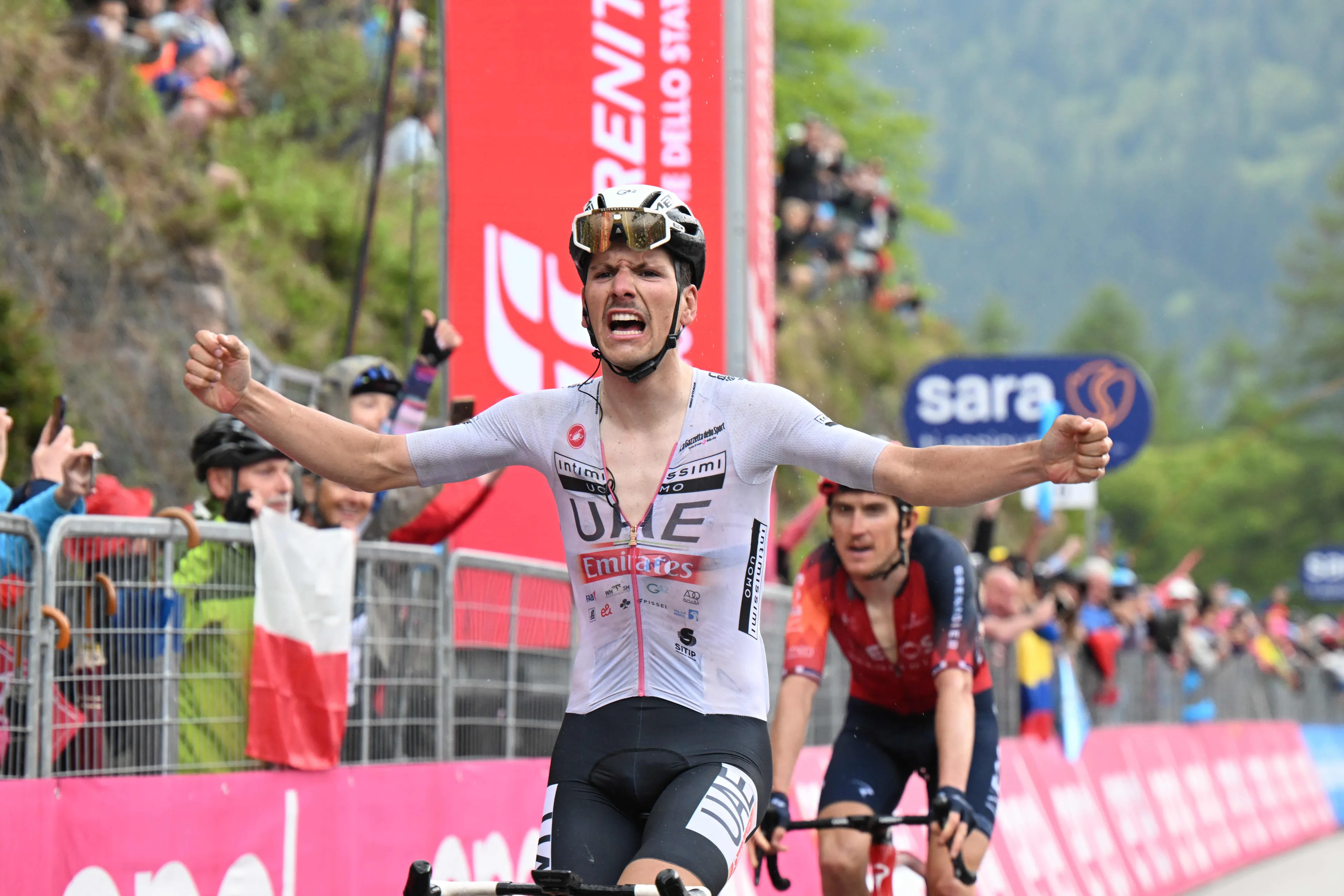 ¡Brutal etapa en el Giro de Italia! Gran victoria de Almeida sobre Thomas y descalabro de Roglic