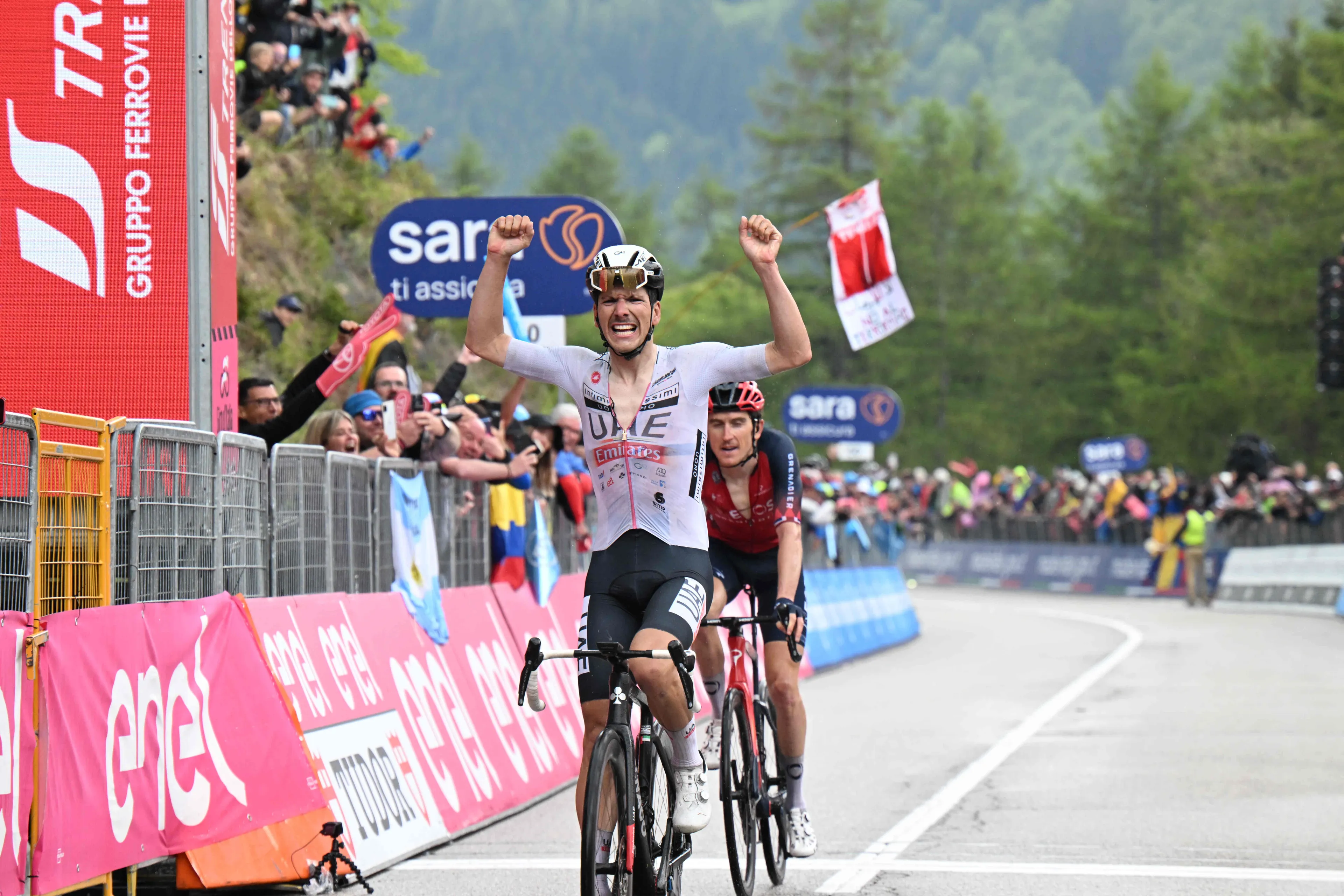 VÍDEO: El tremendo ataque de Thomas y Almeida que dejó sin fuerzas a Roglic y ha puesto el Giro patas arriba