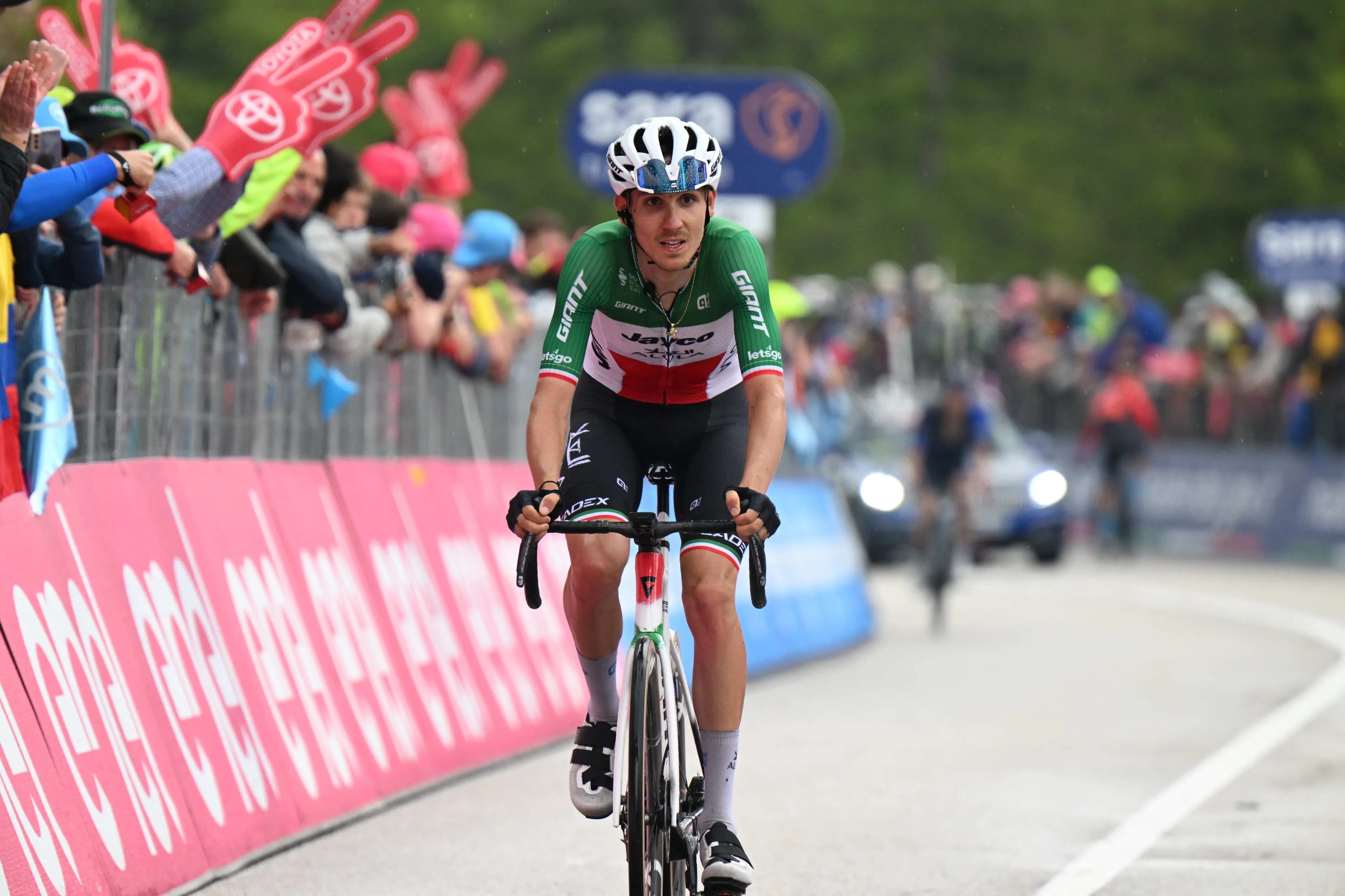 Filippo Zana, emocionado tras ganar la 18ª etapa del Giro con el maillot de campeón italiano: "Aposté por un esprint y salió bien"