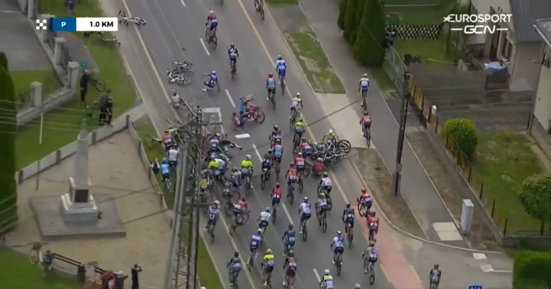 VÍDEO: ¡El trágico momento en el que Egan Bernal formó parte de una caída masiva en el último kilómetro de la 1ª etapa del Tour de Hungría!