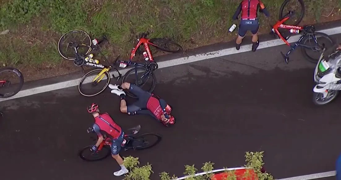 ¡Caída en cabeza del pelotón que deja fuera de carrera a Tao Geoghegan Hart! Thomas y Roglic, también implicados