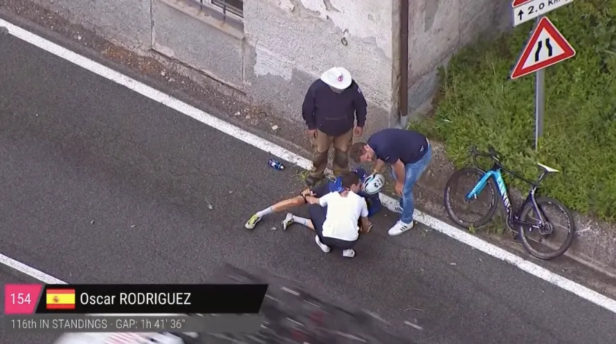 VÍDEO: Óscar Rodríguez se choca contra una casa, se da un golpetazo y se queda fuera del Giro