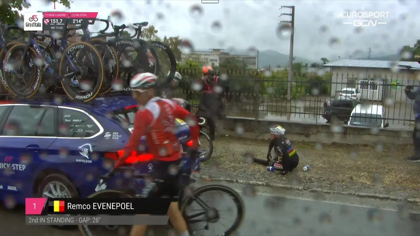 VÍDEO: ¡Dura caída de Remco Evenepoel en el Giro de Italia que podría haber sido causada por un perro!
