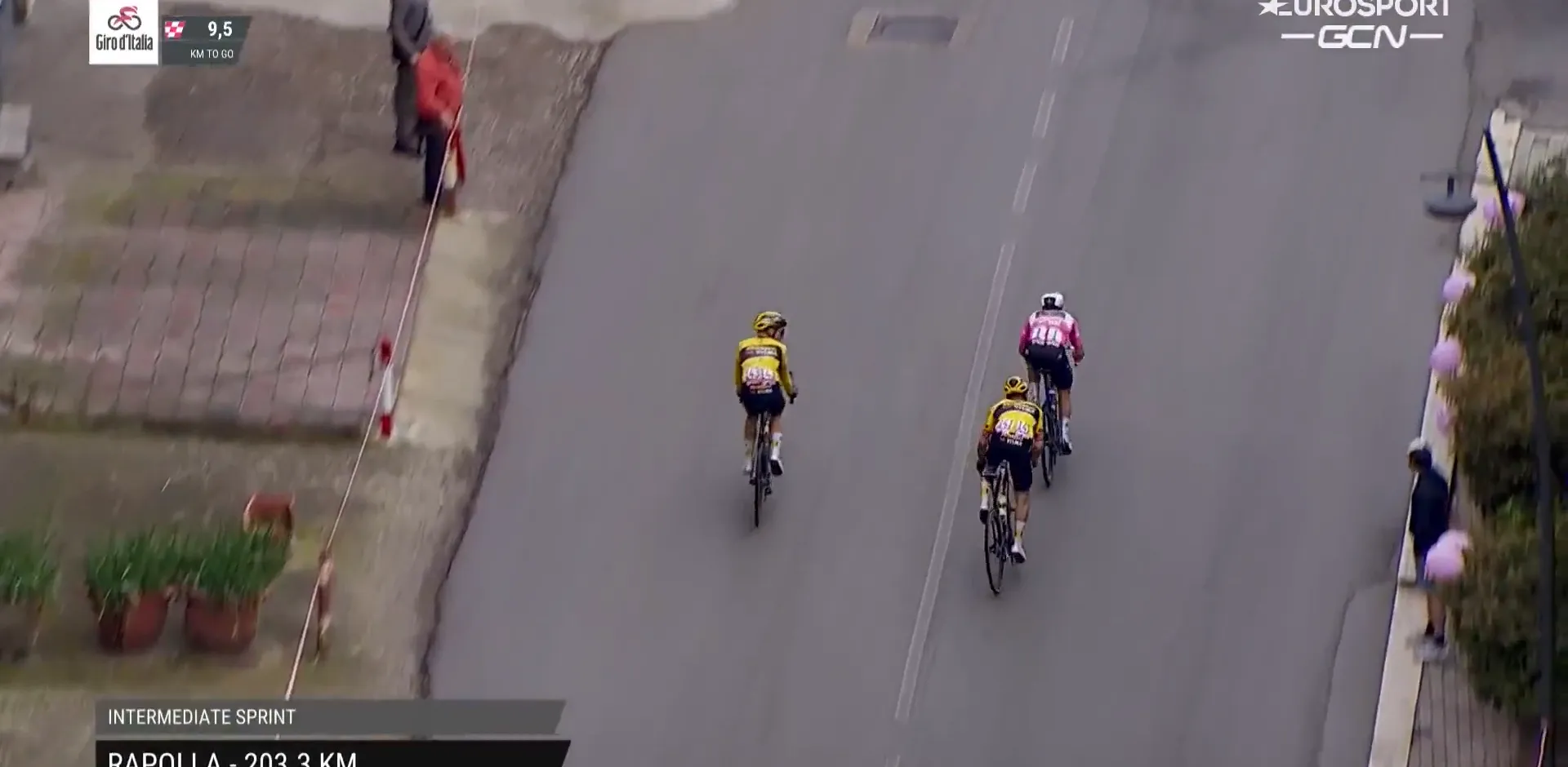 VÍDEO: Evenepoel destroza a Roglic en la lucha por el esprint intermedio de la 3ª etapa del Giro de Italia 2023