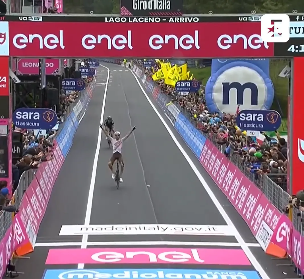 VÍDEO: ¡No te pierdas los últimos metros de la etapa que ha acabado con el liderato de Evenepoel en el Giro!