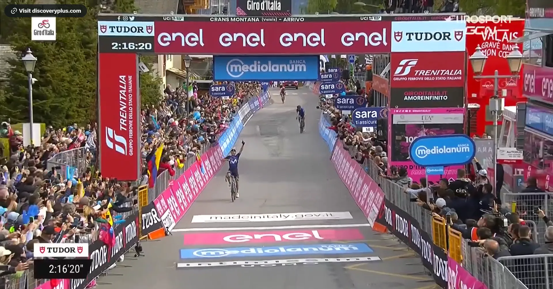 VÍDEO: El descomunal ataque de Einer Rubio con el que le sacó las pegatinas a Thibaut Pinot en el Giro de Italia