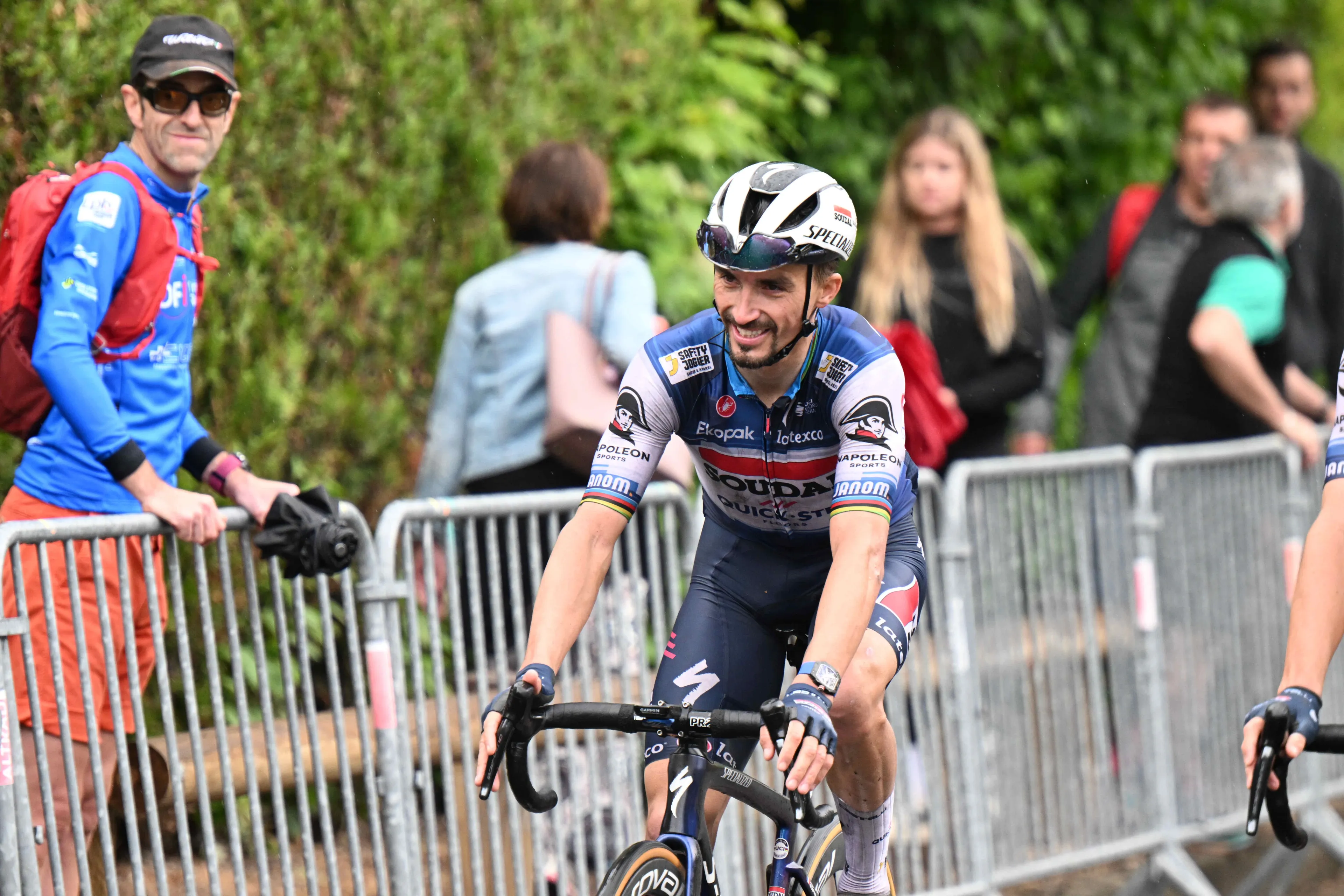 Alaphilippe, tras su brutal triunfo en Dauphiné: "Redescubrir el gusto de la victoria, especialmente aquí en Dauphiné, sienta muy bien""