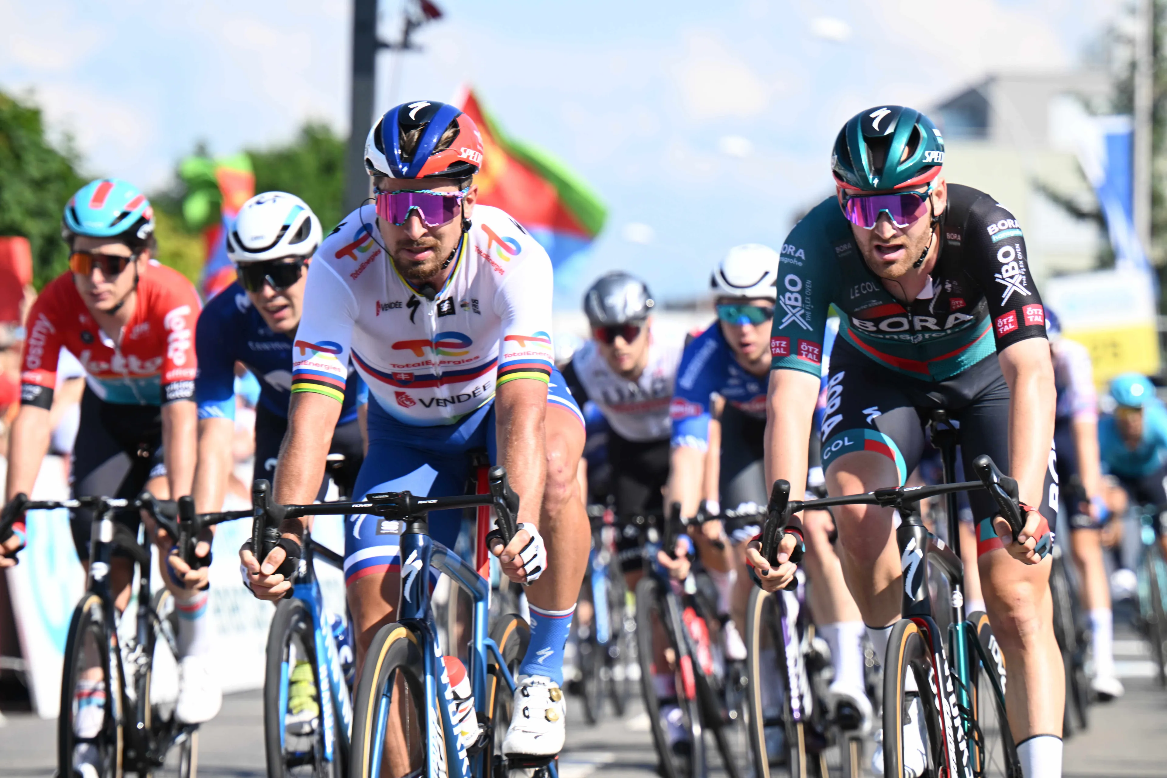 ¡Matúš Štoček le roba el campeonato de Eslovaquia a un Peter Sagan que se cayó sobre la línea de meta!