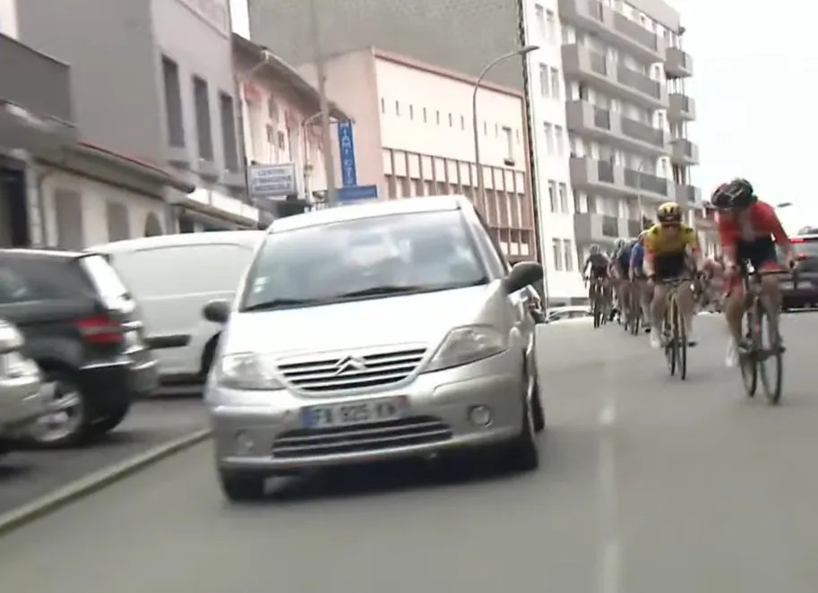 VÍDEO - Shock en el Tour de los Pirineos Femenino: El tráfico fastidia el final de la 1ª etapa de la carrera