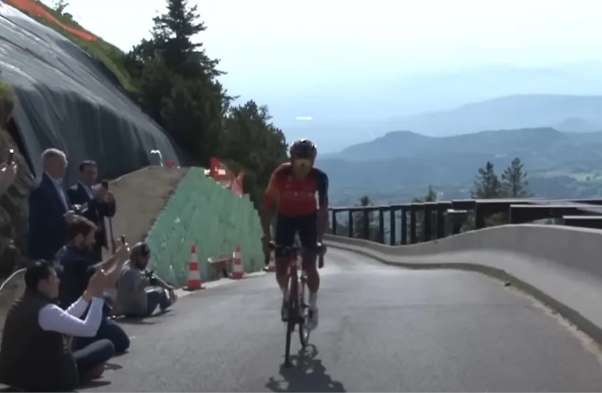 VIDEO: Egan Bernal y Jonas Vingegaard preparan ya el Tour de Francia subiendo el Puy de Dôme