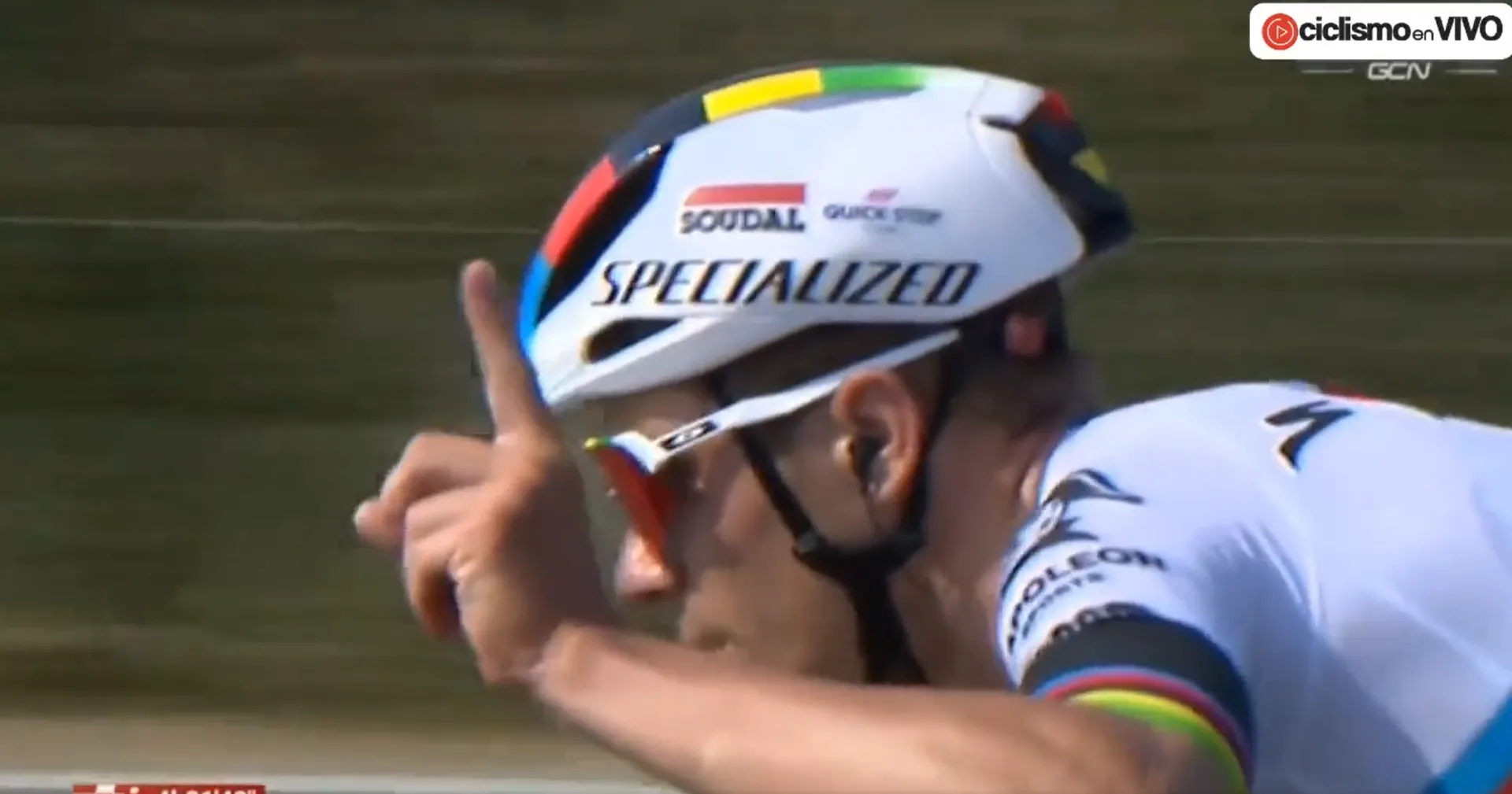 VÍDEO: El precioso gesto de Remco Evenepoel recordando a Gino Mäder entrando en meta en la Vuelta a Suiza