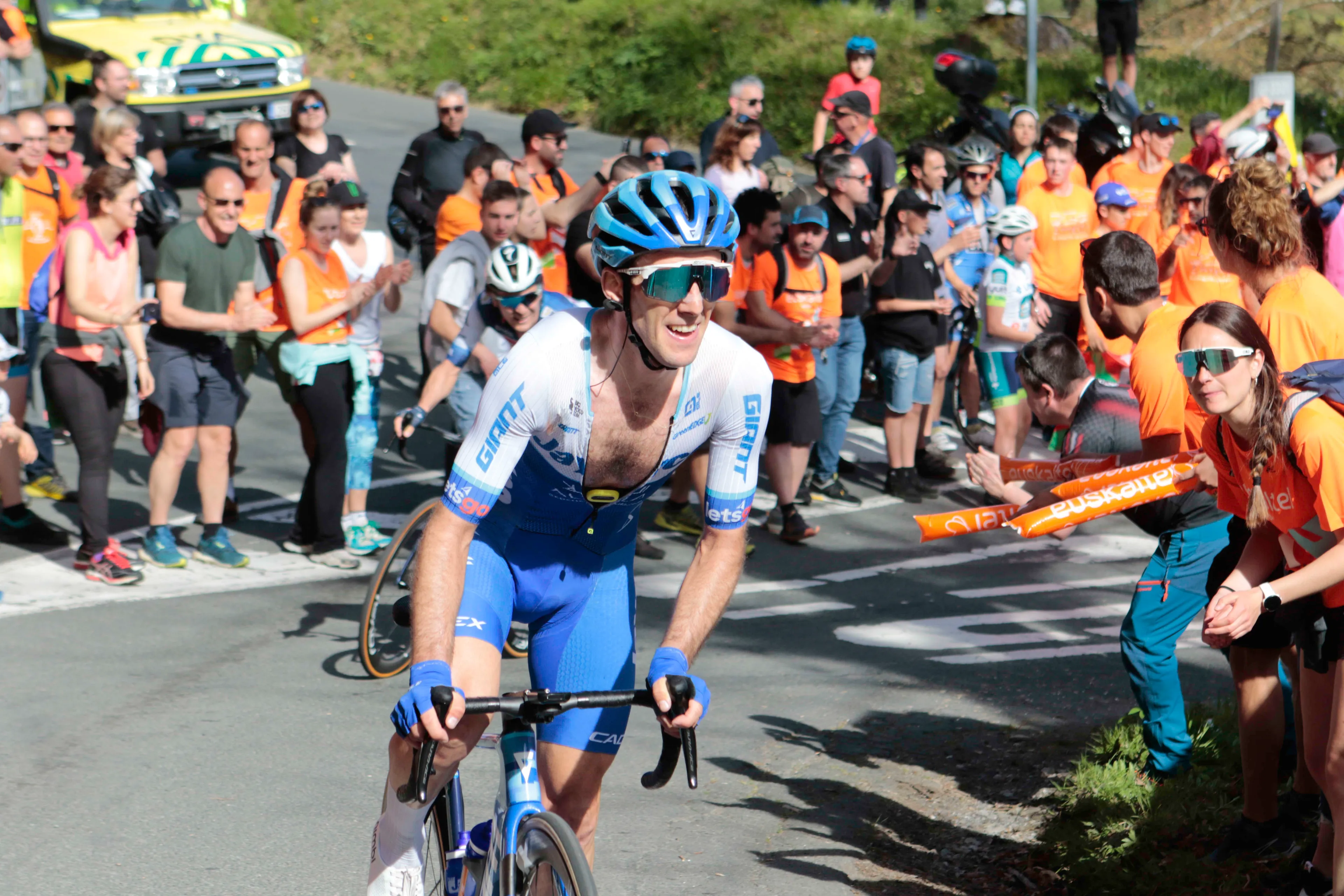 Simon Yates, tras el éxito de Hindley en el Tour de Francia: "Siempre estás nervioso cuando alguien como él sube por la carretera"