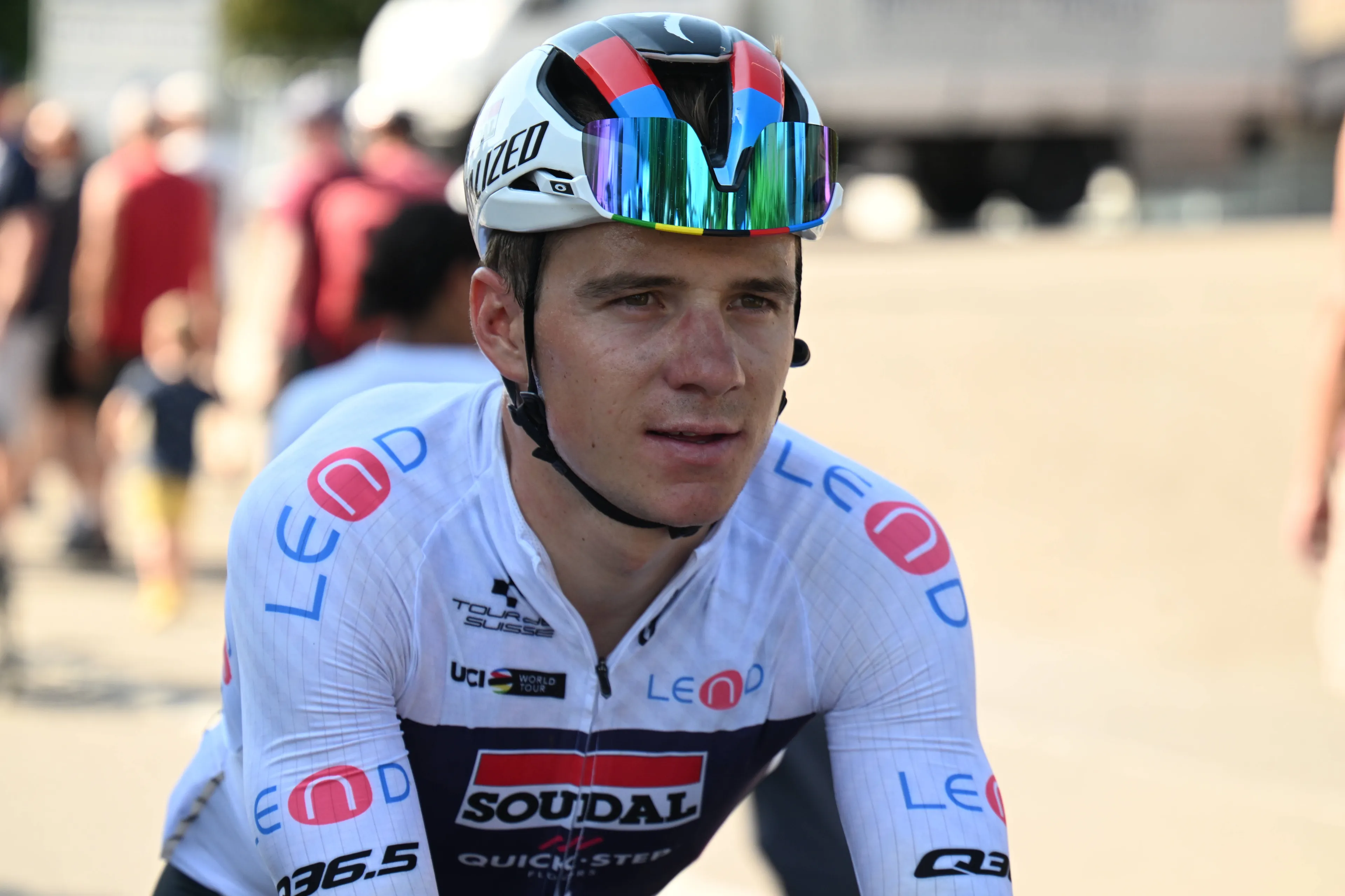 ¡Remco Evenepoel se estrella en la salida neutralizada de la Clásica de San Sebastián!
