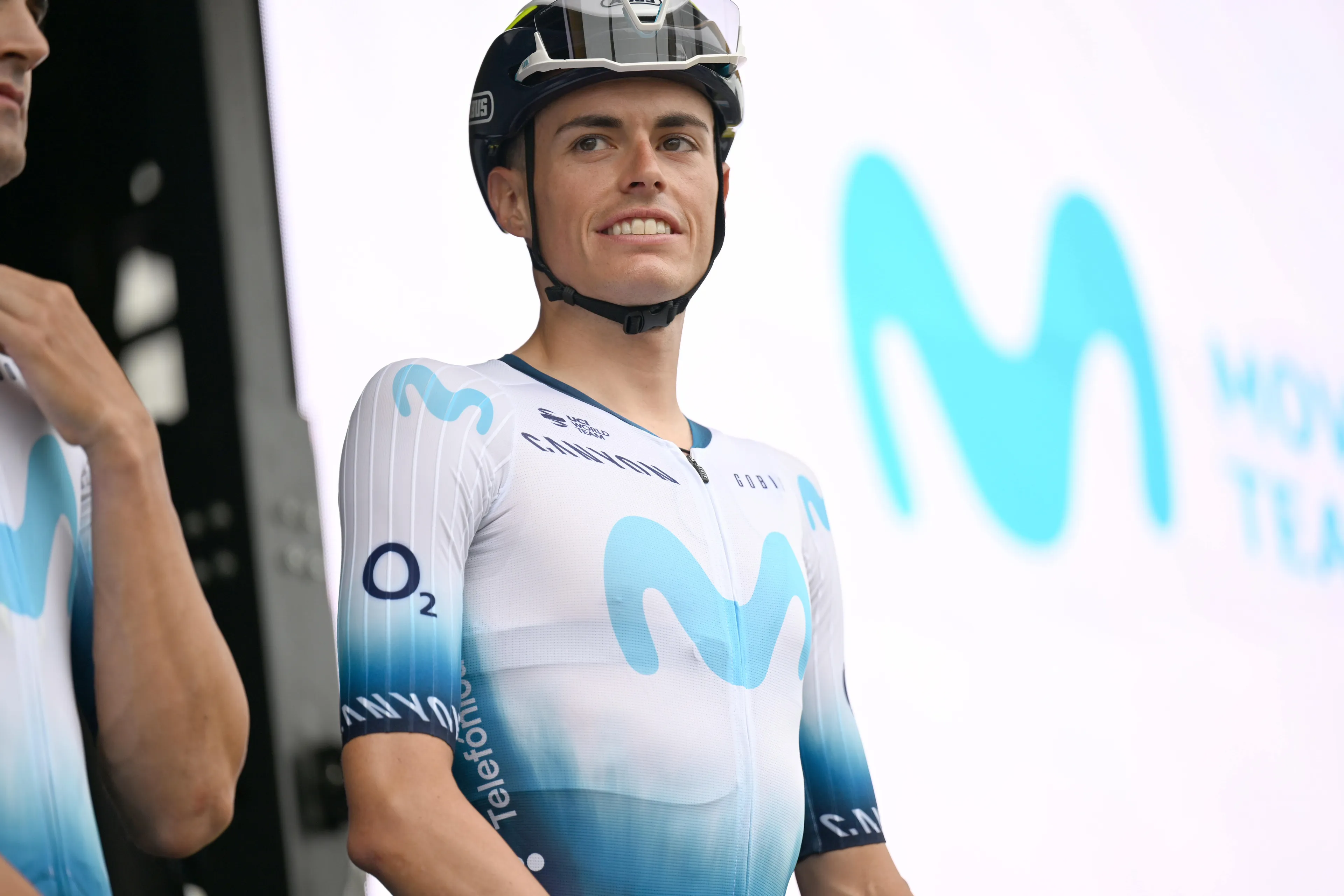 Matteo Jorgenson describe la caída de Enric Mas: "Fue un día de mierda, iba como tres ruedas detrás de Enric, se salió de la carretera y volcó"