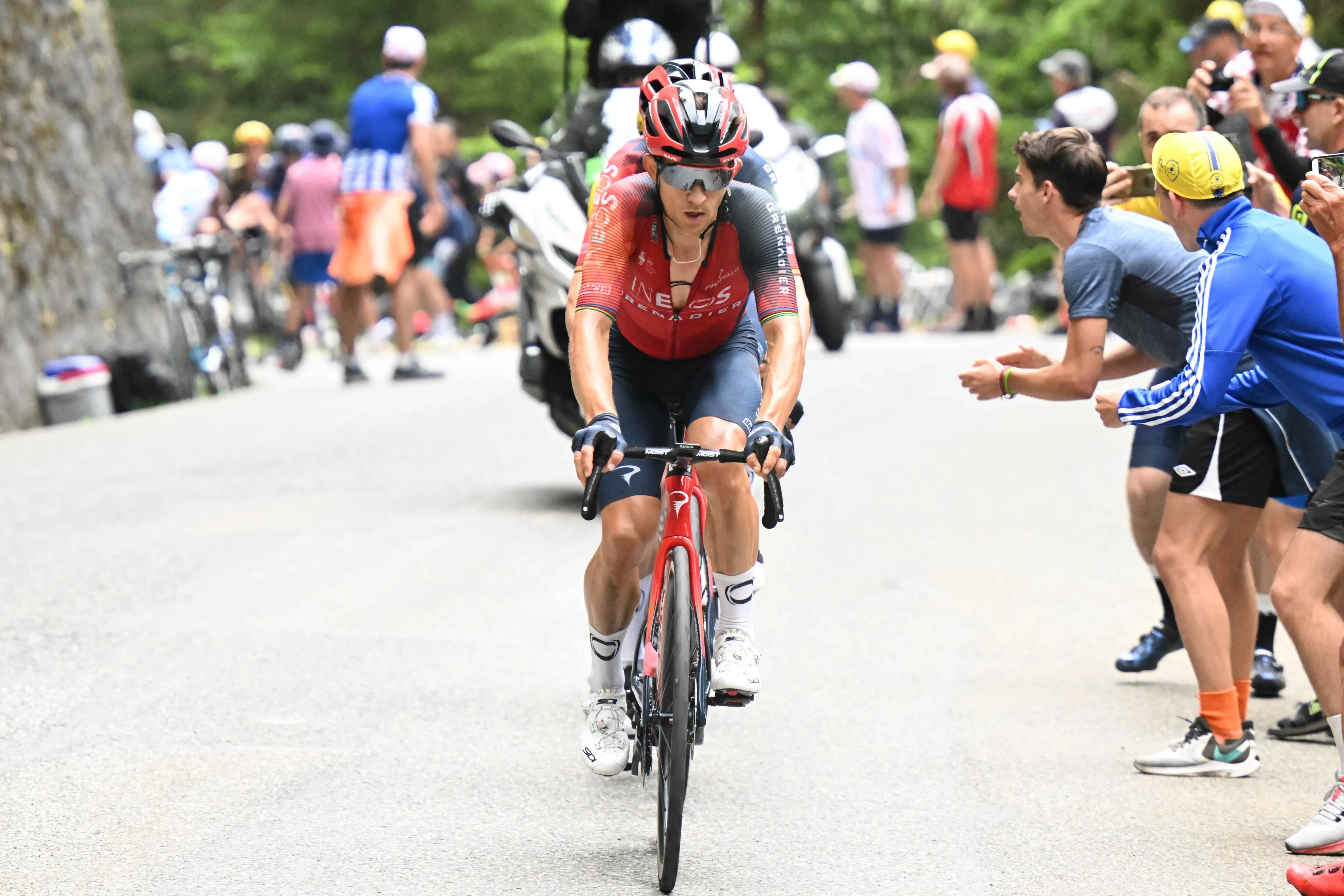 Kwiatkowski gana en el Grand Colombier y Pogacar vuelve a rascarle unos segundos a Vingegaard