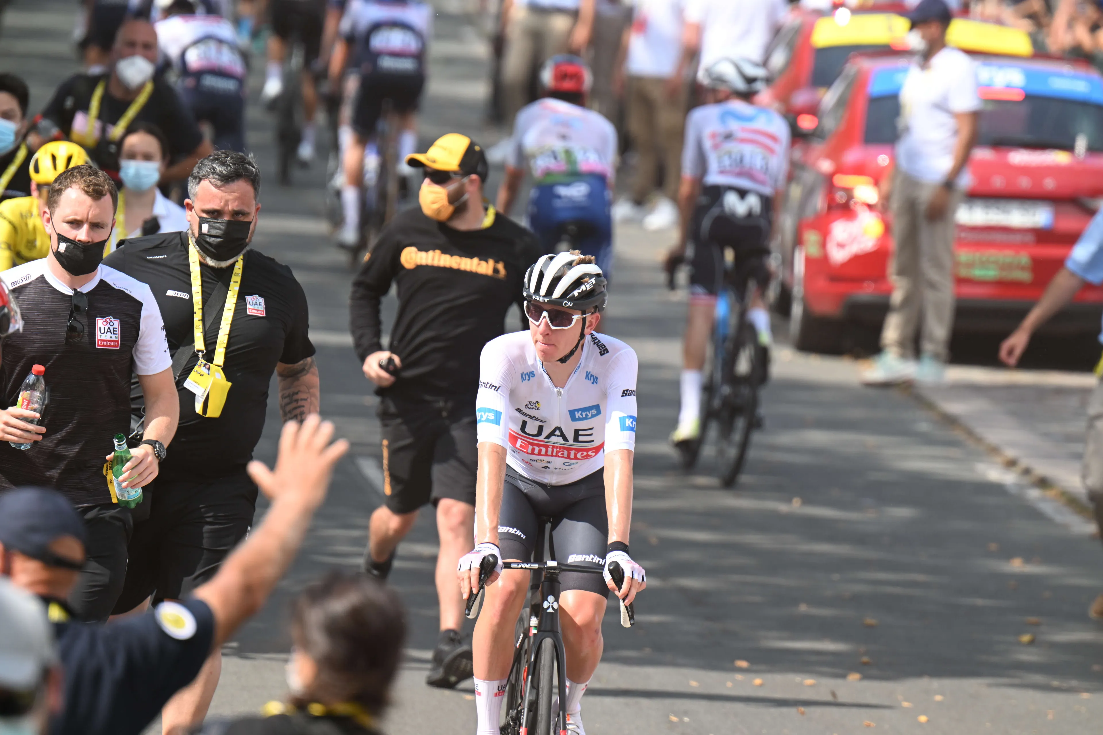 Pogacar, sobre su batalla inicial con Vingegaard en la etapa 12 del Tour de Francia: "En un día como hoy era difícil ahorrar energía"