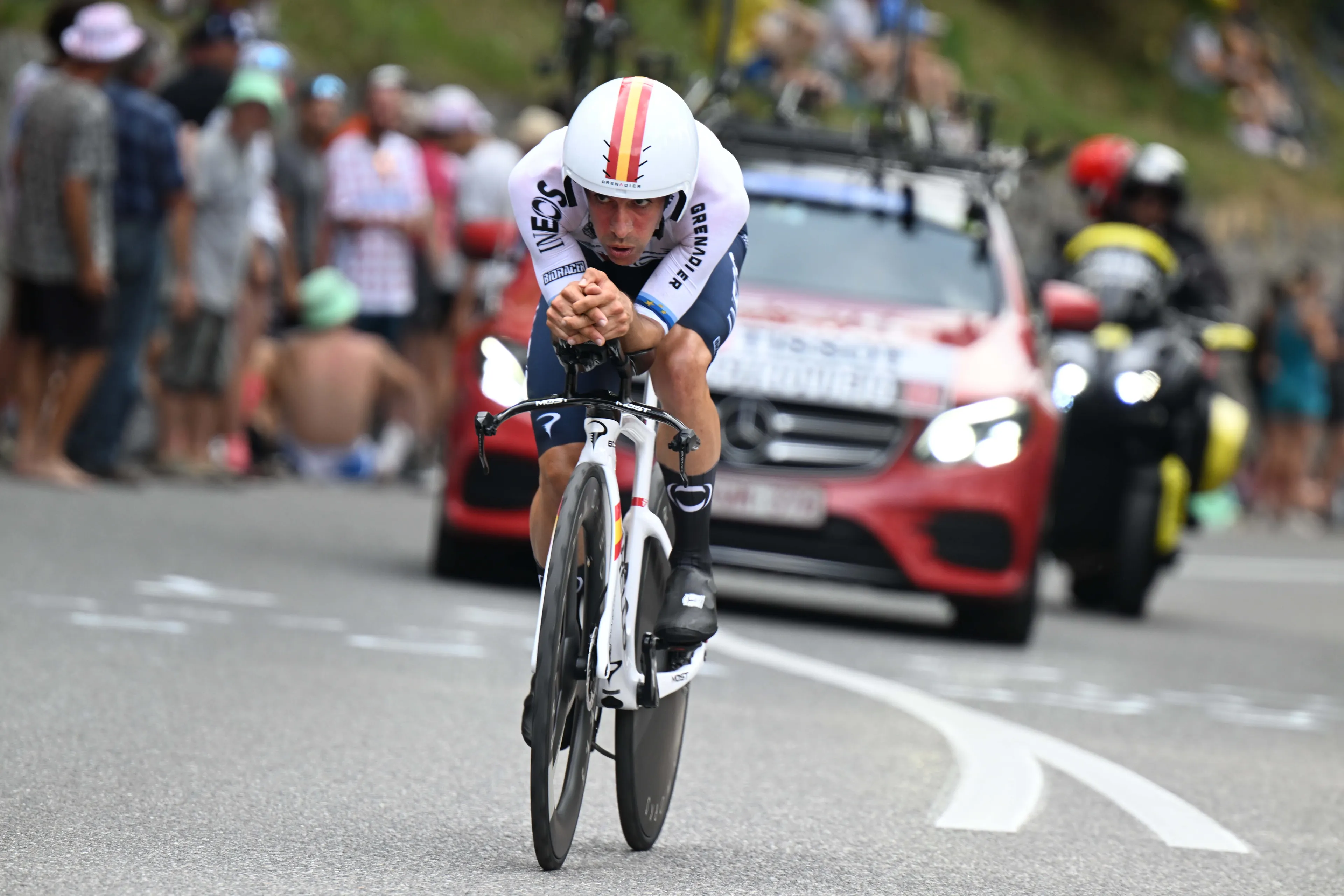Castroviejo cuenta la odisea de INEOS en la crono inicial de la Vuelta a España: "Hemos ido bajo control y aún así hemos sufrido una caída"