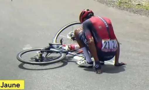 VÍDEO: Fea caída de Egan Bernal en plena bajada