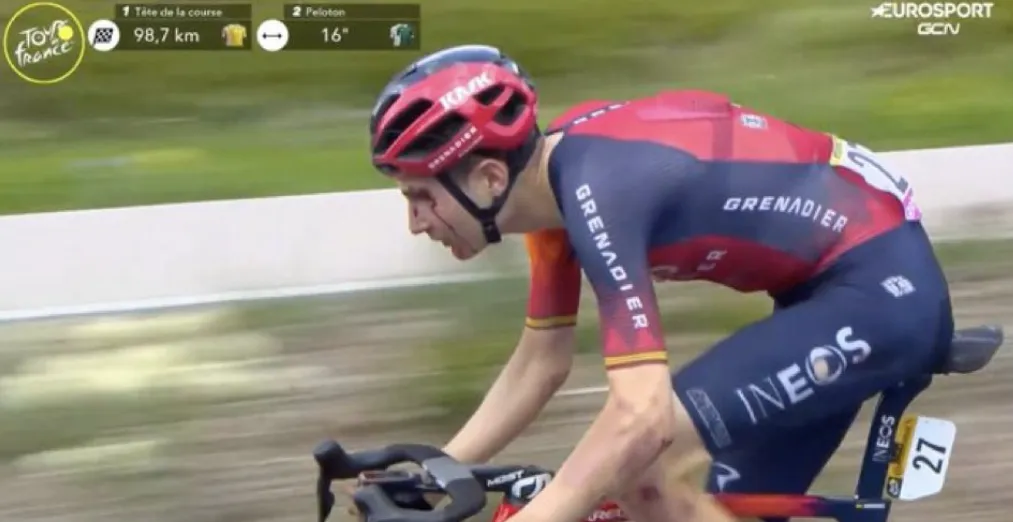 VÍDEO: Carlos Rodríguez se cae, se hace un corte en la herida y tarda en volver al pelotón porque Vingegaard estaba escapado