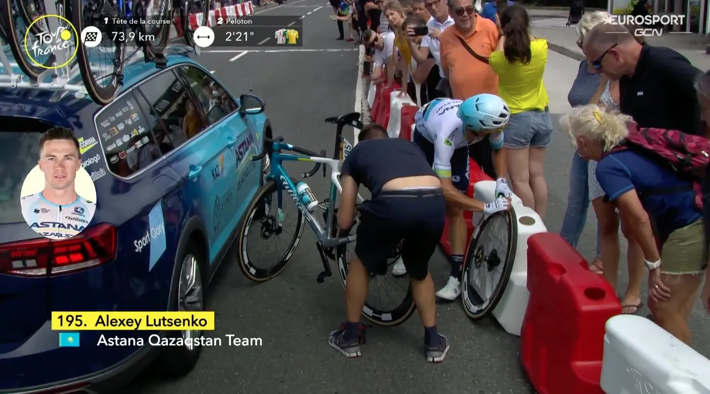 VÍDEO: Las chinchetas, protagonistas de nuevo en el Tour de Francia al pinchar la rueda de Alexey Lutsenko