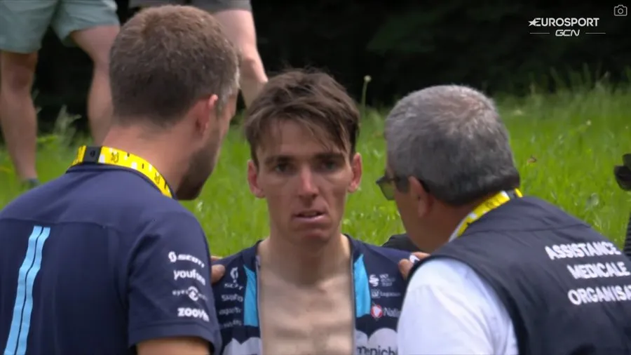 Romain Bardet se retira del Tour de Francia tras estrellarse en un descenso en el caótico inicio de la 14ª etapa