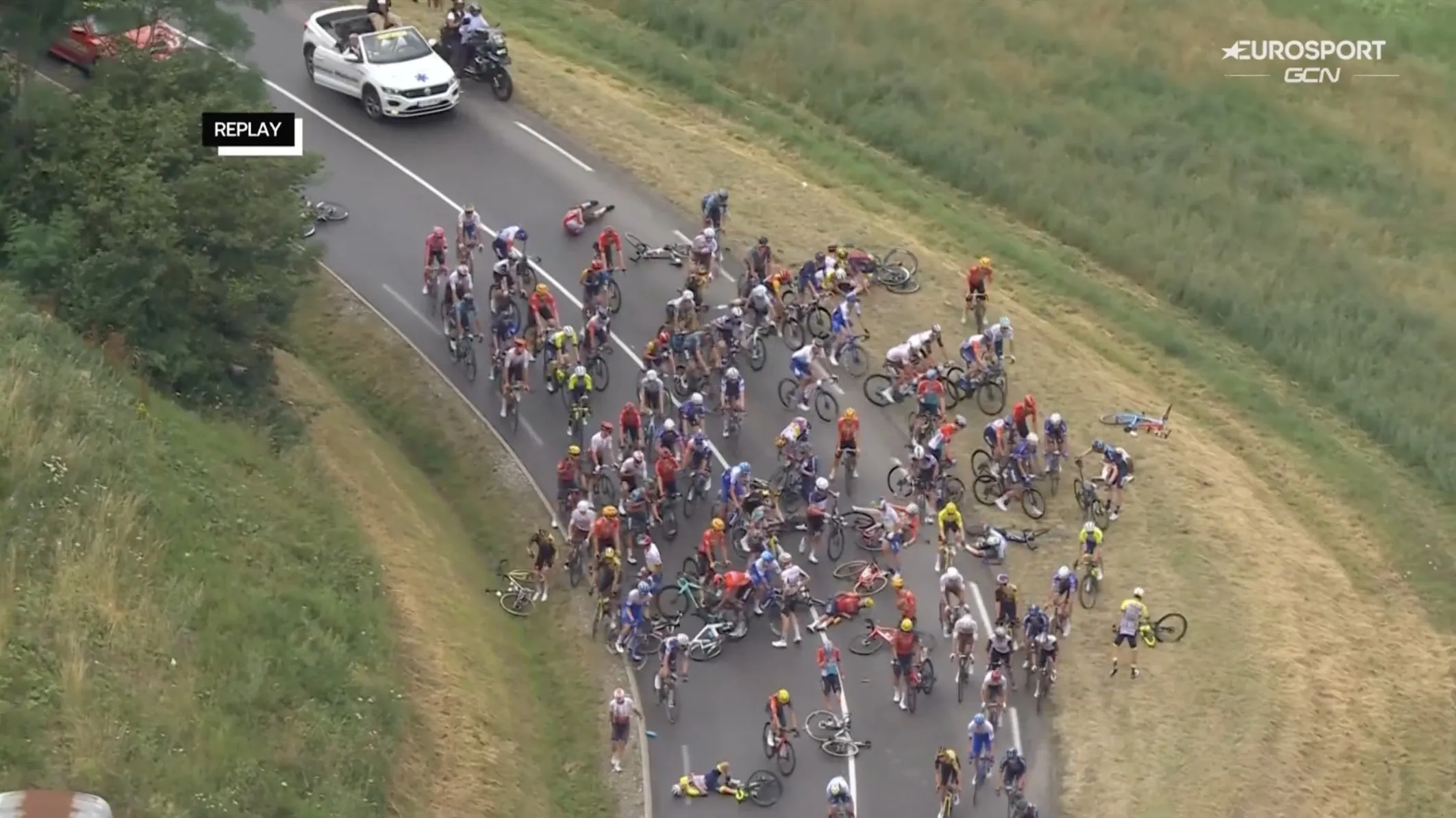 Se reanuda la etapa del Tour tras la caída masiva que dejó fuera a Pedrero y Meintjes