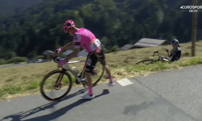 VÍDEO: Urán y Hamilton chocan en el descenso de la 15ª etapa del Tour de Francia