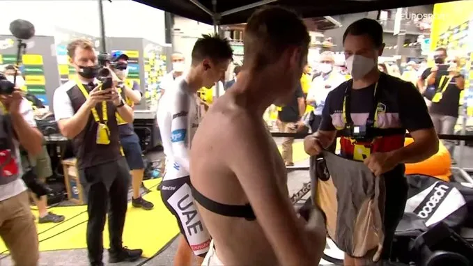 VÍDEO: El brutal momento de respeto cuando Pogacar felicita a Vingegaard por su crono que le ha podido dar el Tour de Francia